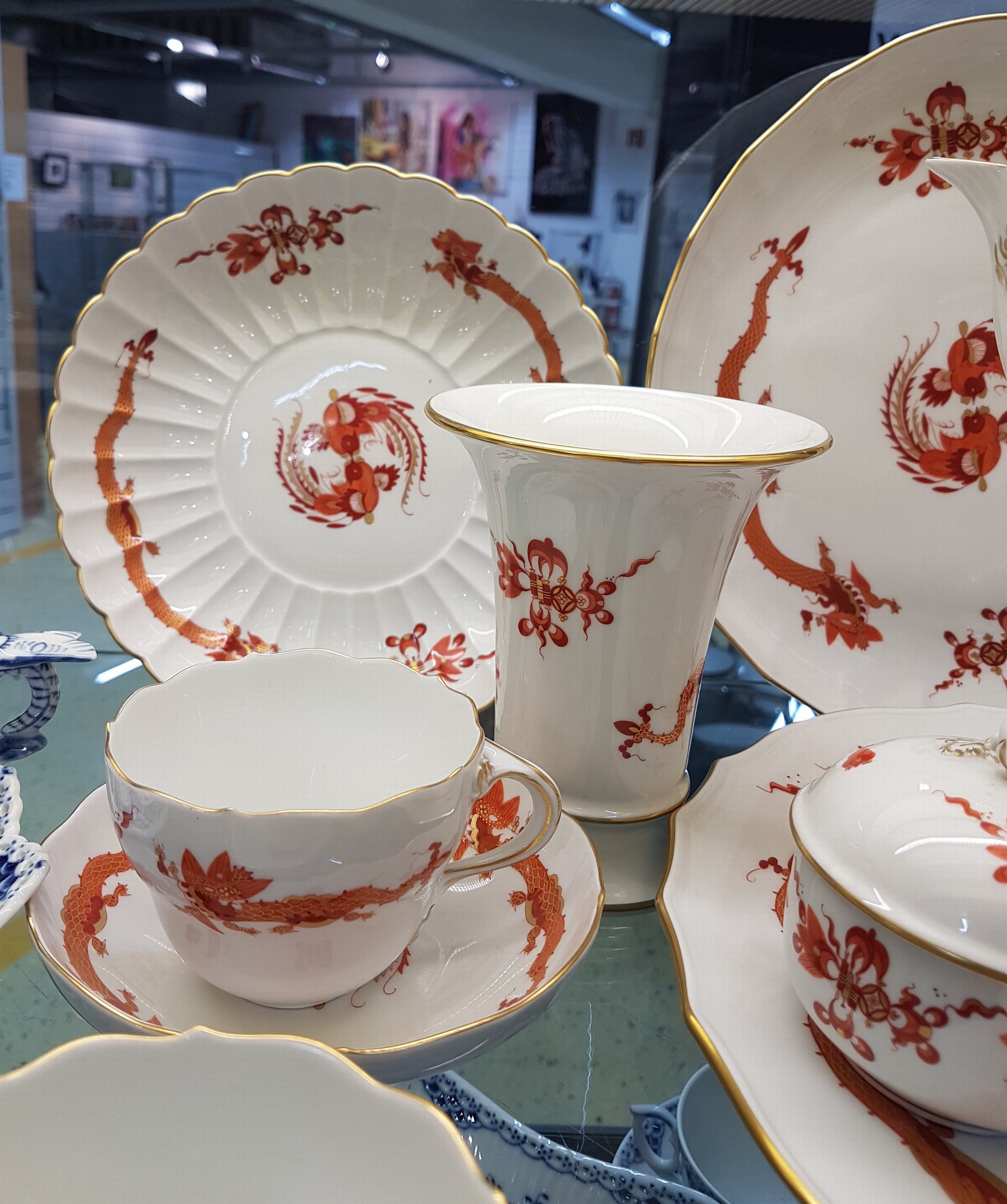 Detail e: Kaffeeservice, Meissen, 20. Jh., für 6 Personen, Hofdrache golden gehöht Kaffeekanne, Zuckerdose, Milchkännchen, 6 Tassen mit Untertassen, sechs ...
