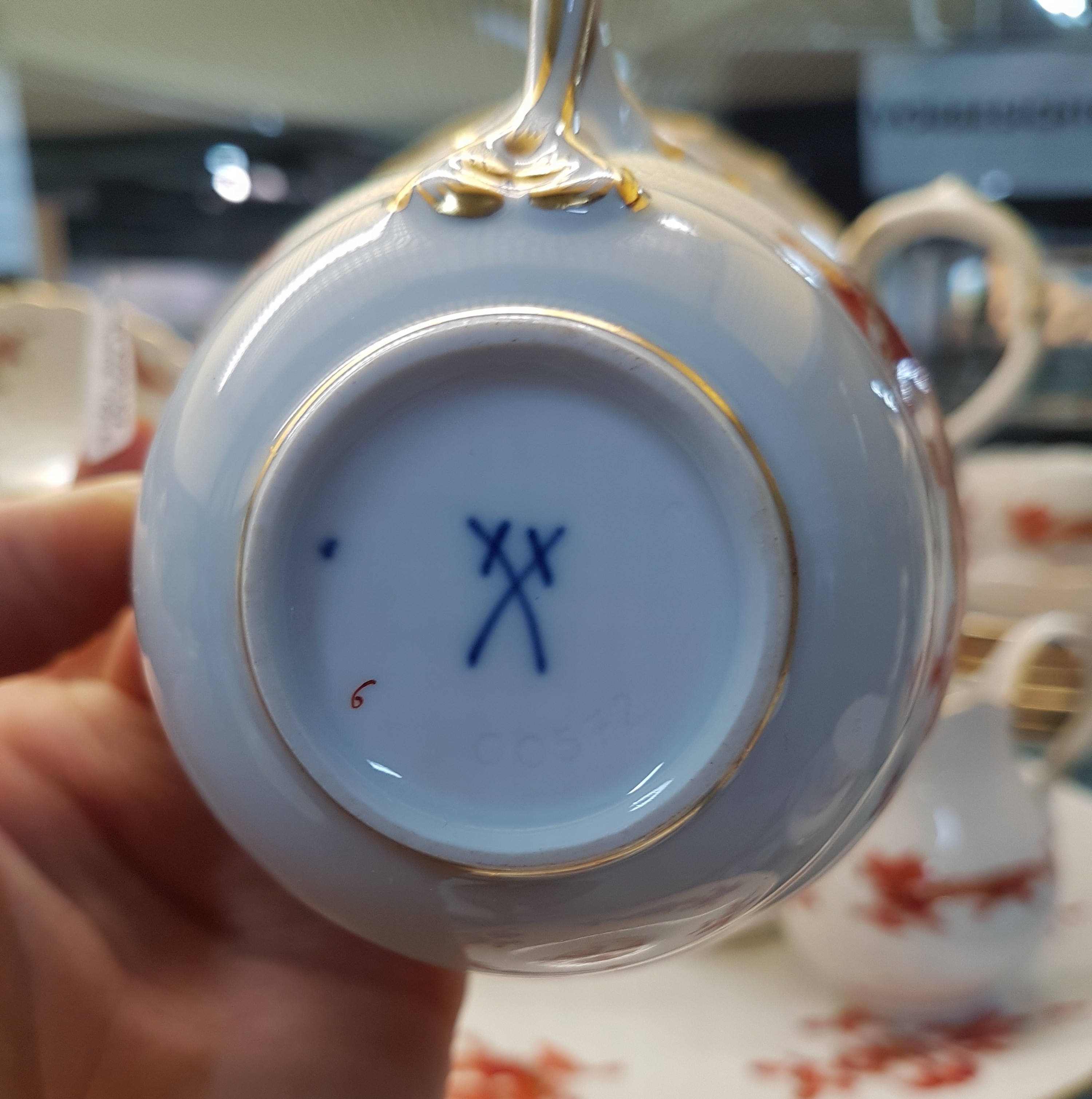 Detail f: Kaffeeservice, Meissen, 20. Jh., für 6 Personen, Hofdrache golden gehöht Kaffeekanne, Zuckerdose, Milchkännchen, 6 Tassen mit Untertassen, sechs ...