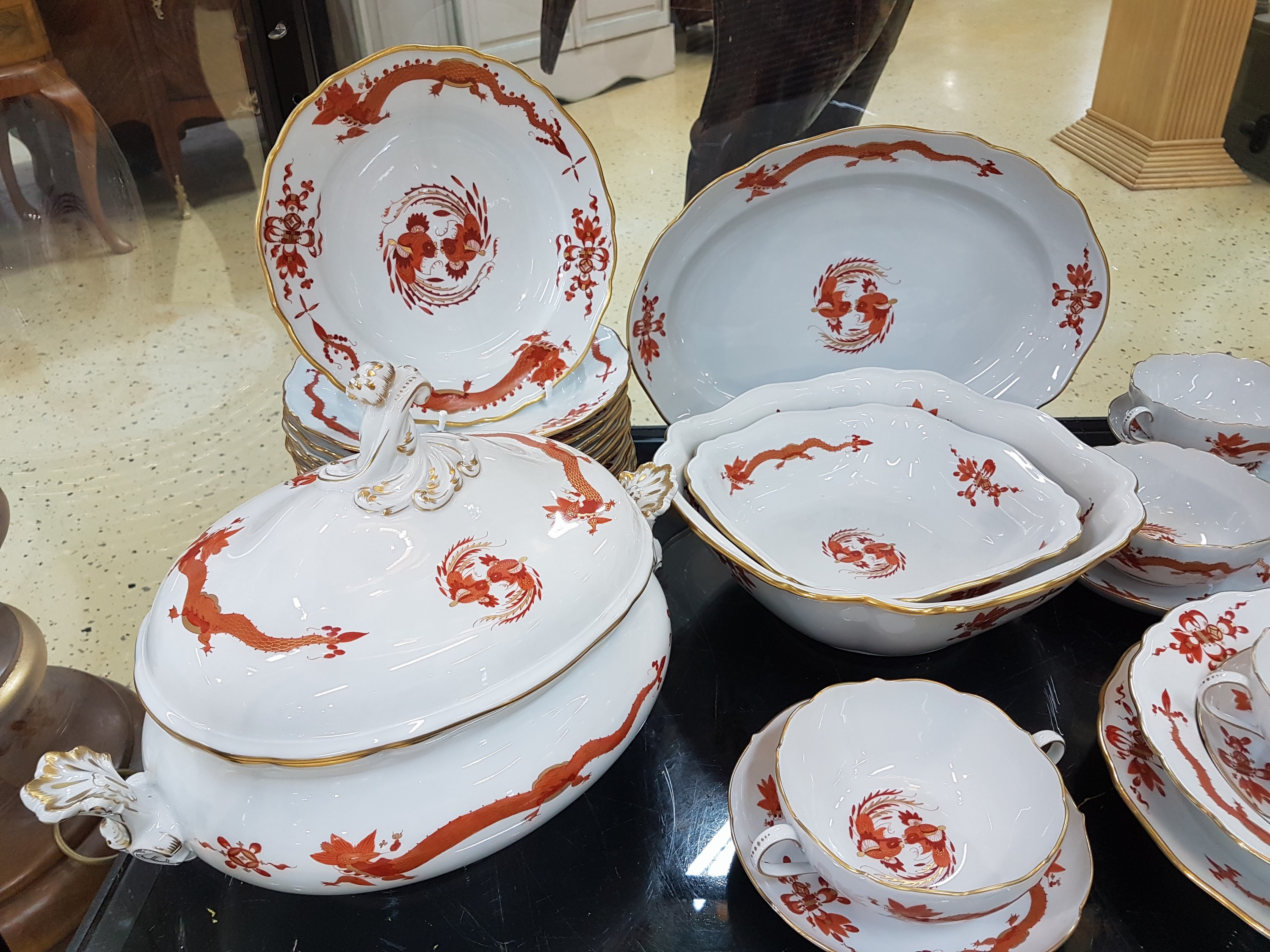 Detail a: Umfangreiches Tafelservice, Meissen, 20. Jh., roter Hofdrache, golden gehöht, 11 Menueteller, 8 Teller D. 20 cm, 6 Suppentassen mit Untertassen, 2 ...