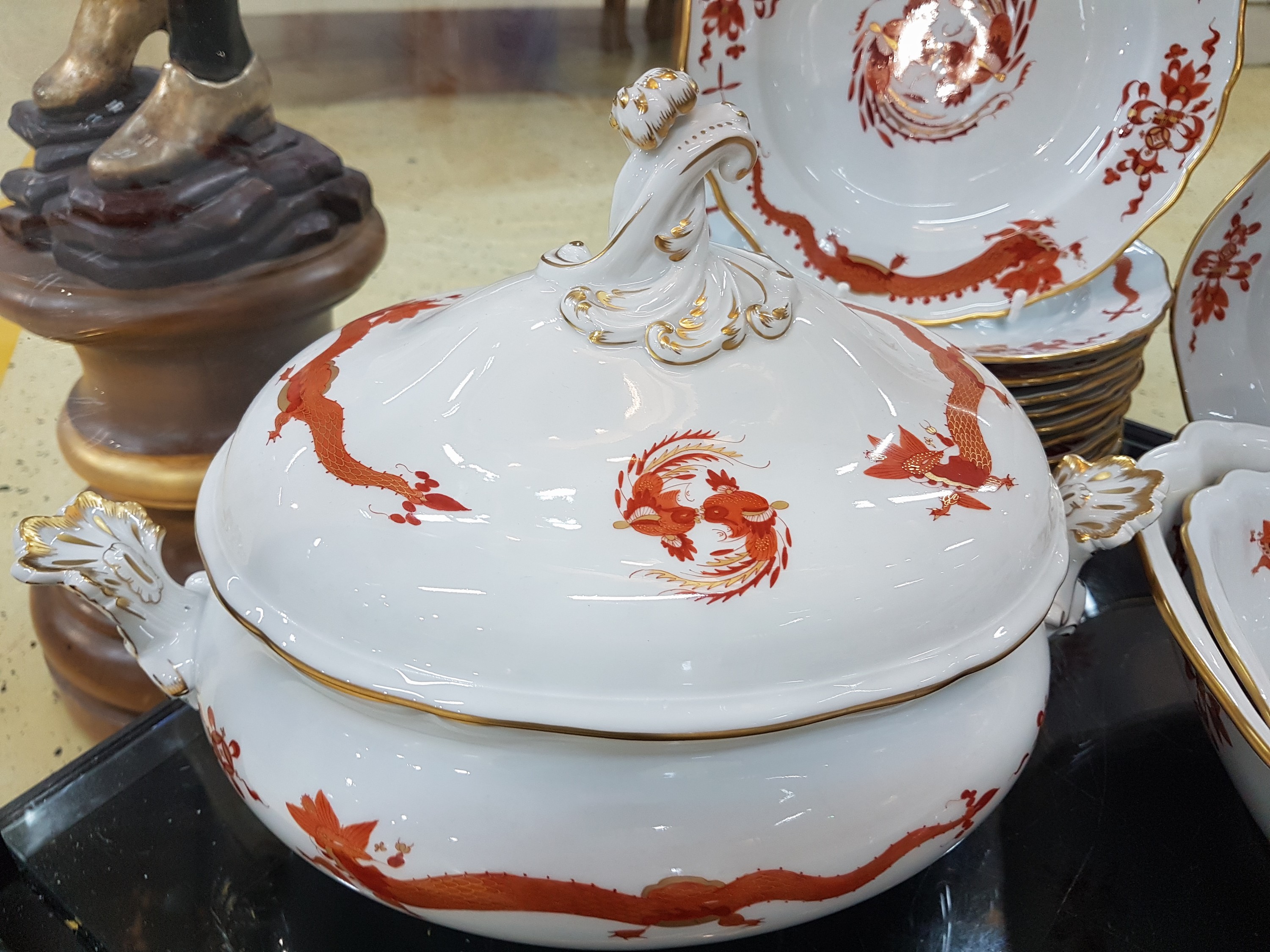Detail c: Umfangreiches Tafelservice, Meissen, 20. Jh., roter Hofdrache, golden gehöht, 11 Menueteller, 8 Teller D. 20 cm, 6 Suppentassen mit Untertassen, 2 ...