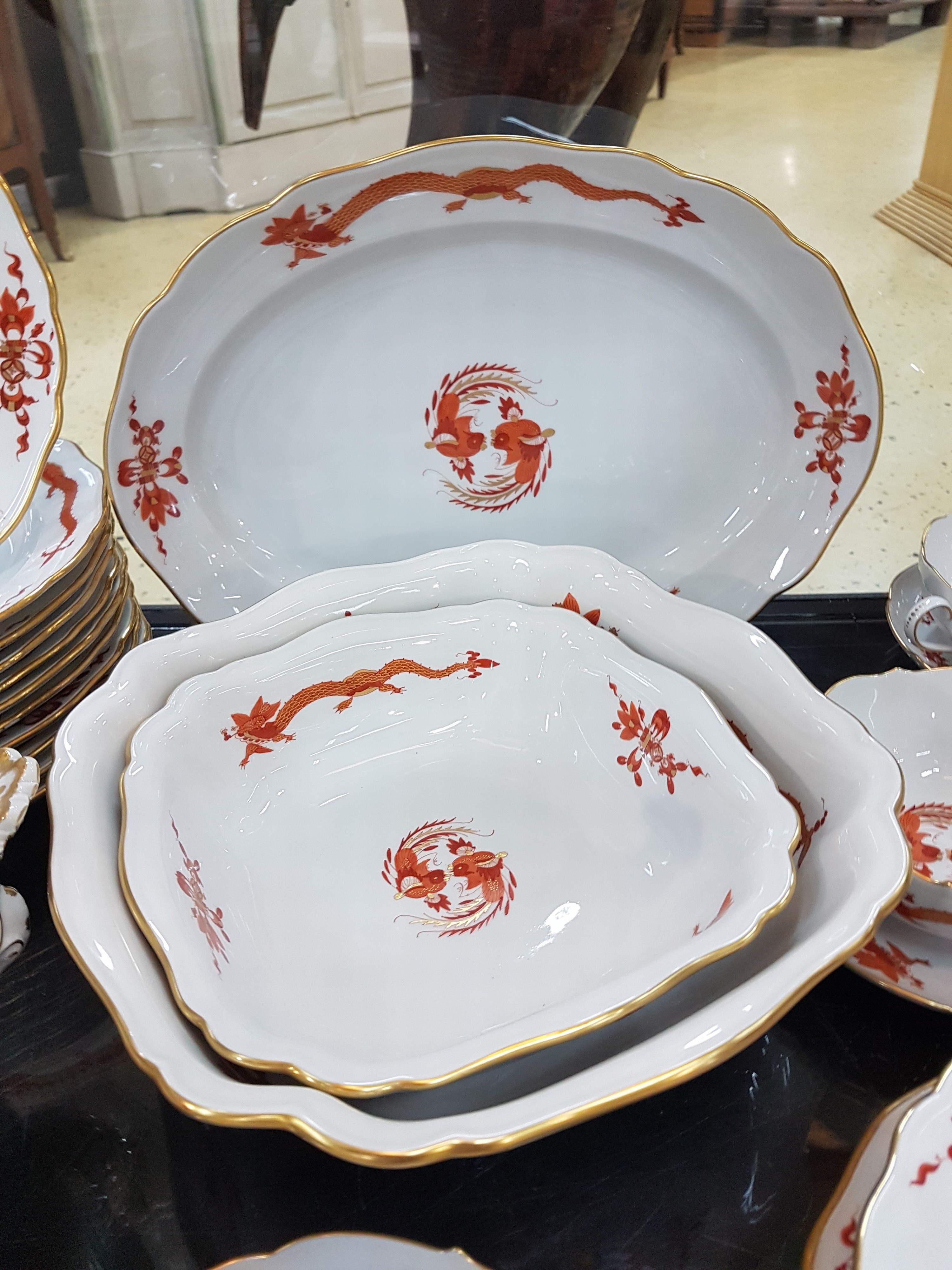 Detail d: Umfangreiches Tafelservice, Meissen, 20. Jh., roter Hofdrache, golden gehöht, 11 Menueteller, 8 Teller D. 20 cm, 6 Suppentassen mit Untertassen, 2 ...