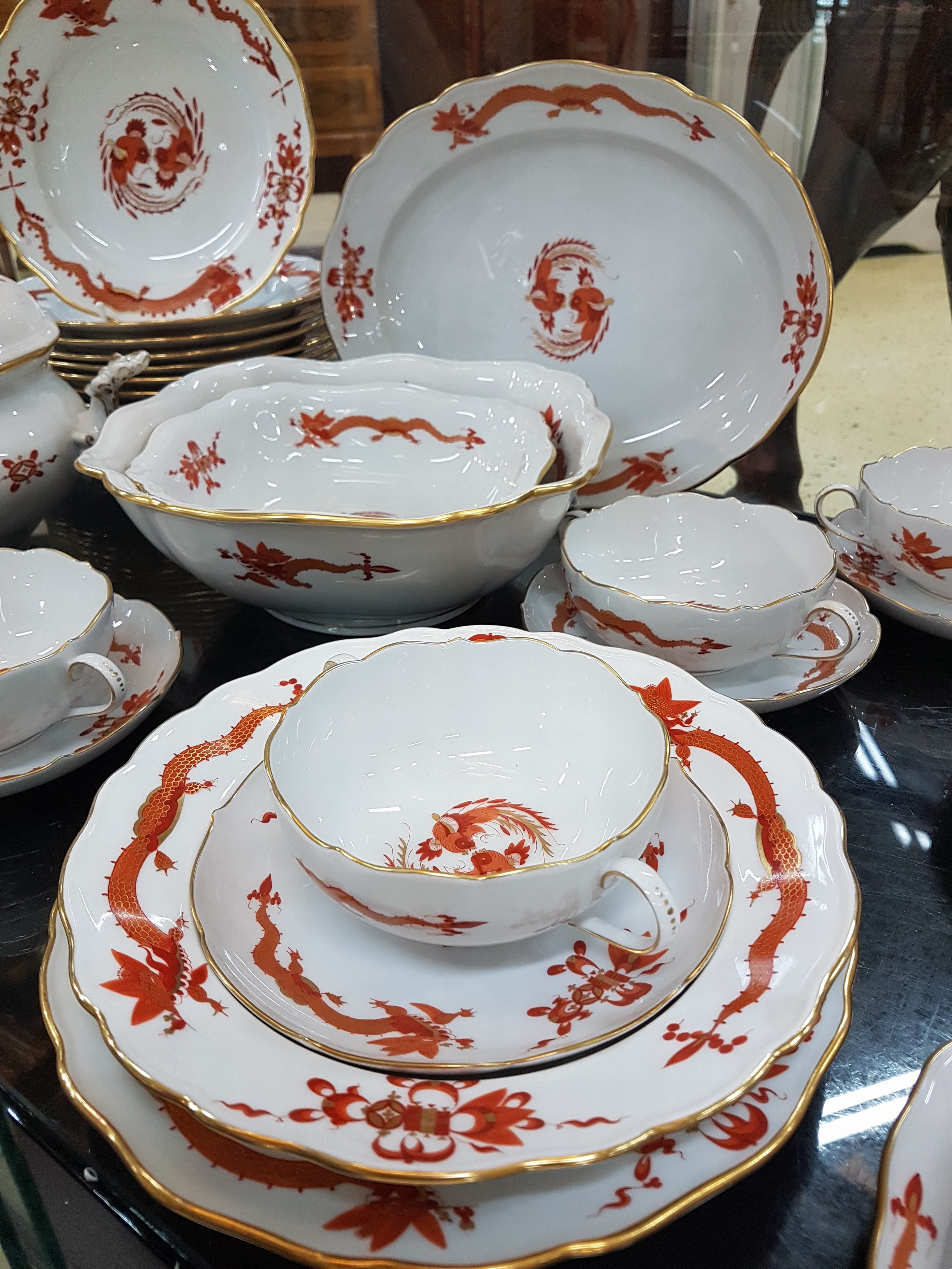 Detail f: Umfangreiches Tafelservice, Meissen, 20. Jh., roter Hofdrache, golden gehöht, 11 Menueteller, 8 Teller D. 20 cm, 6 Suppentassen mit Untertassen, 2 ...