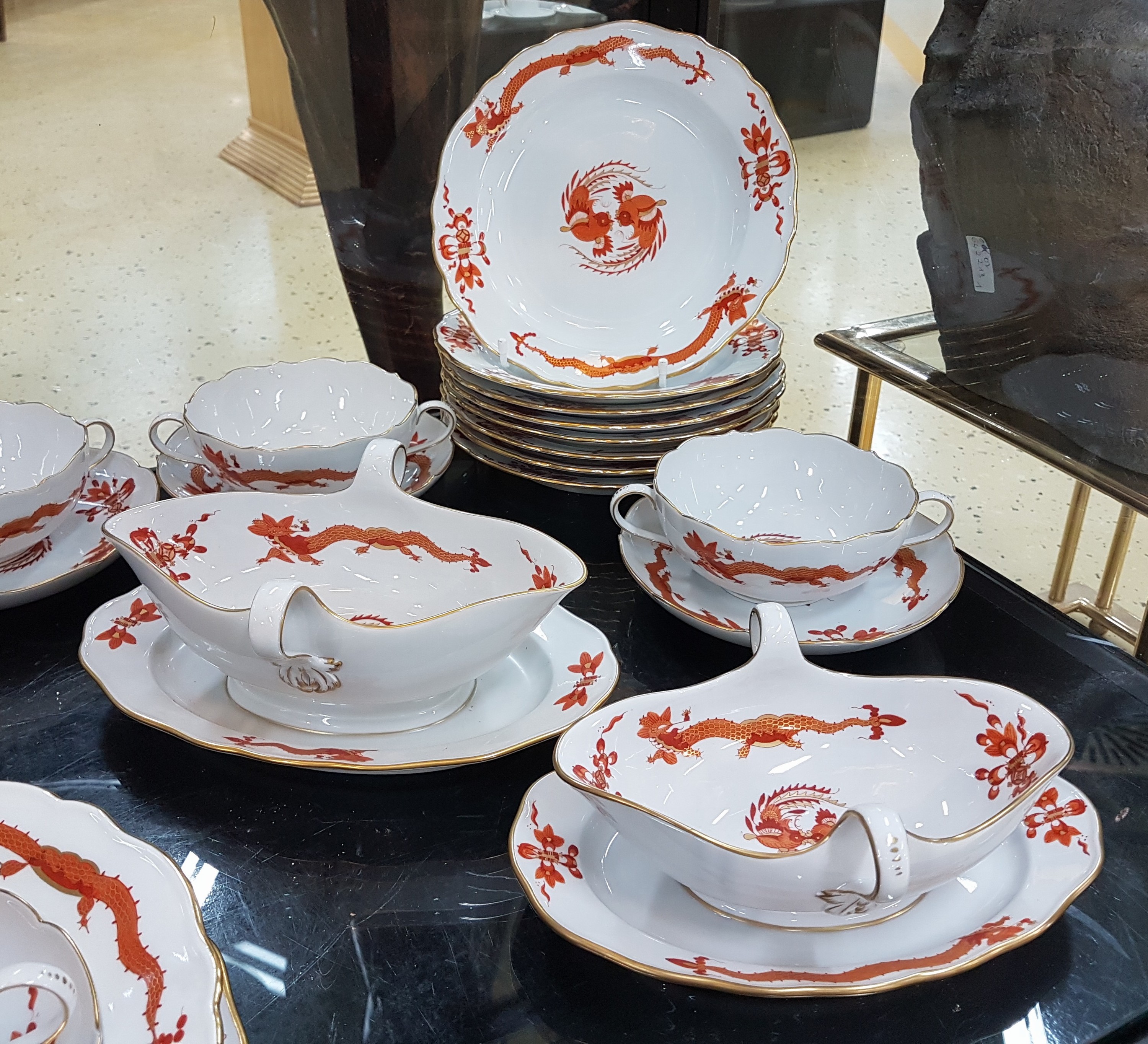 Detail g: Umfangreiches Tafelservice, Meissen, 20. Jh., roter Hofdrache, golden gehöht, 11 Menueteller, 8 Teller D. 20 cm, 6 Suppentassen mit Untertassen, 2 ...