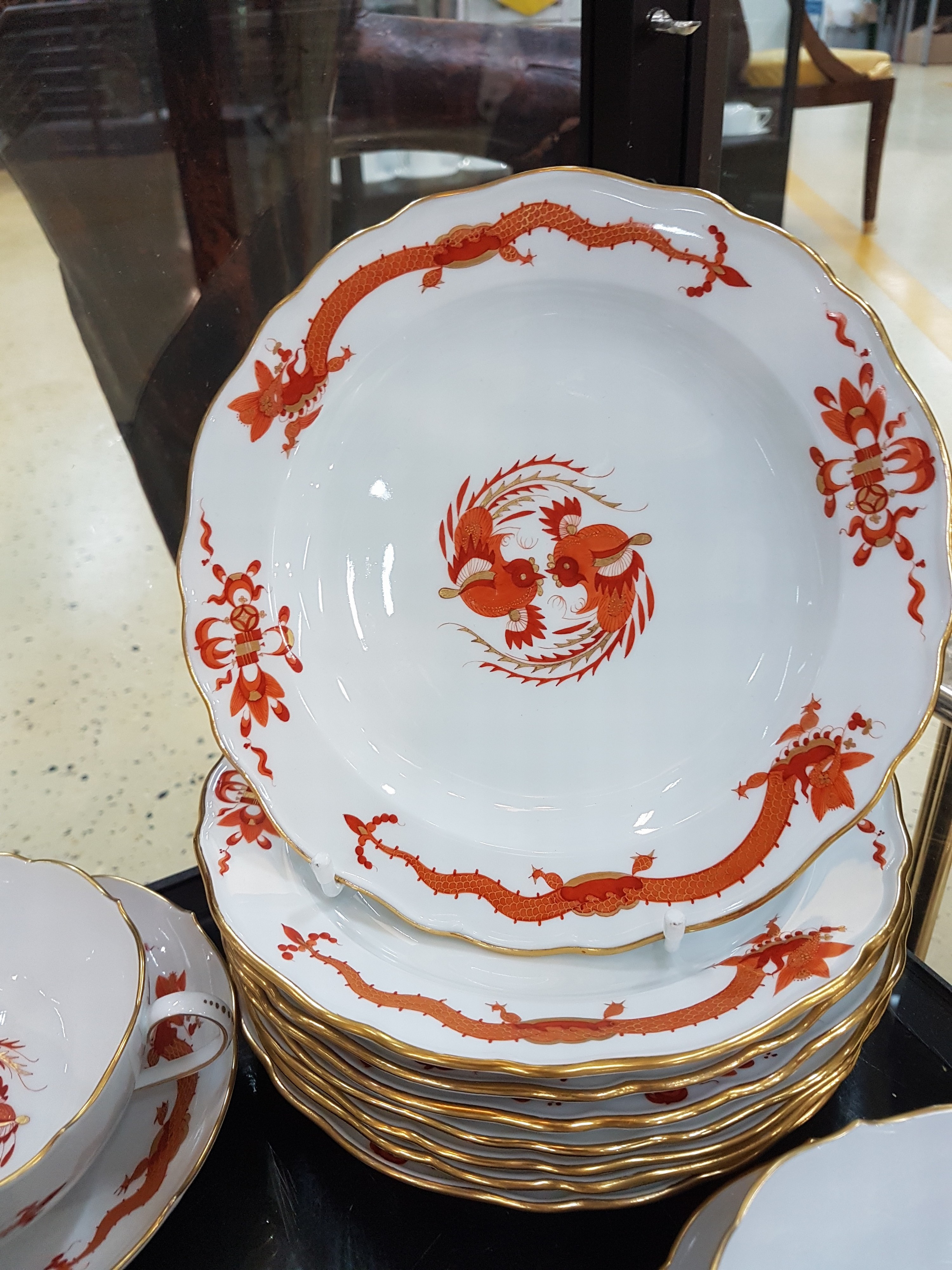 Detail h: Umfangreiches Tafelservice, Meissen, 20. Jh., roter Hofdrache, golden gehöht, 11 Menueteller, 8 Teller D. 20 cm, 6 Suppentassen mit Untertassen, 2 ...