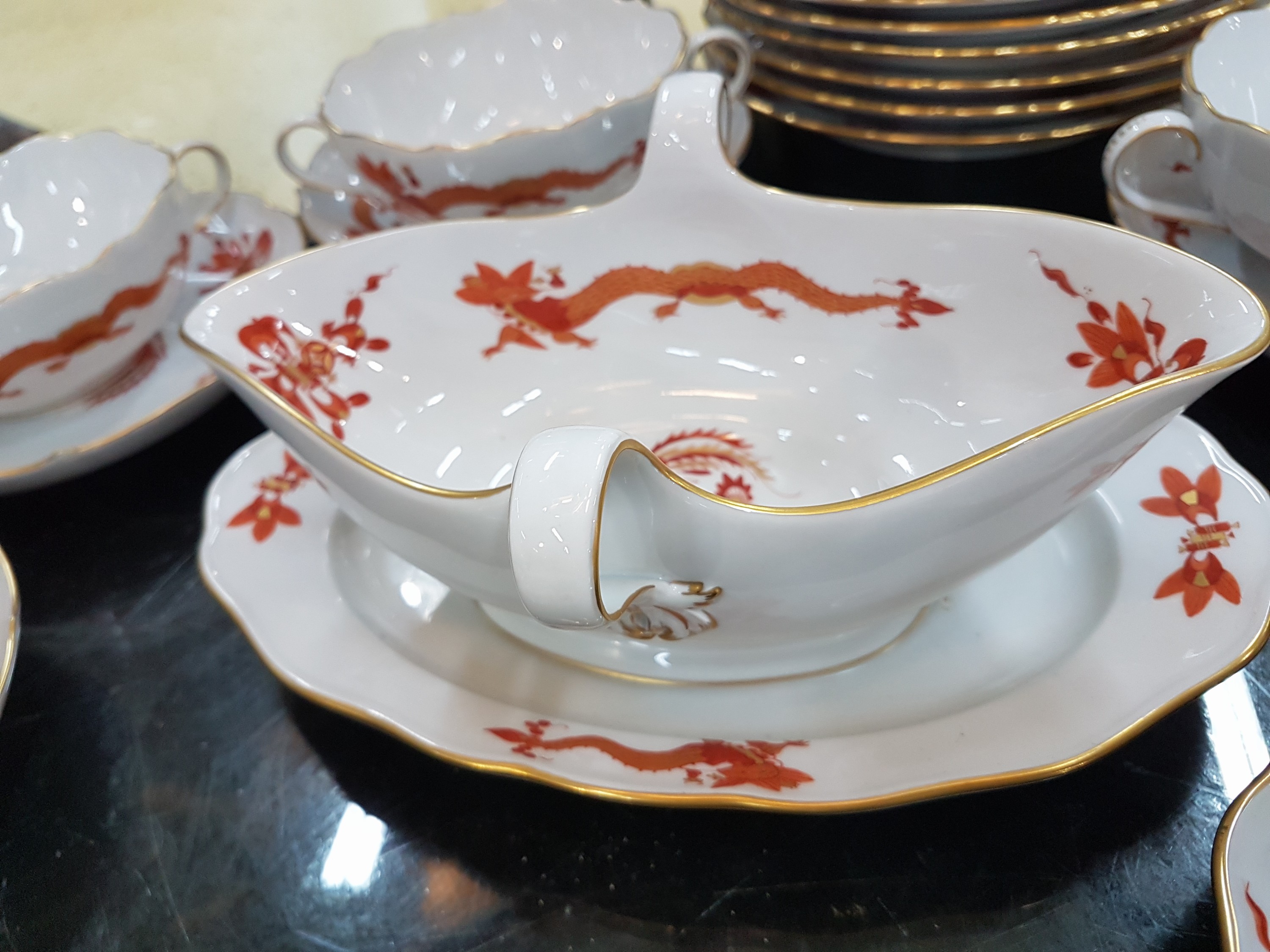 Detail i: Umfangreiches Tafelservice, Meissen, 20. Jh., roter Hofdrache, golden gehöht, 11 Menueteller, 8 Teller D. 20 cm, 6 Suppentassen mit Untertassen, 2 ...