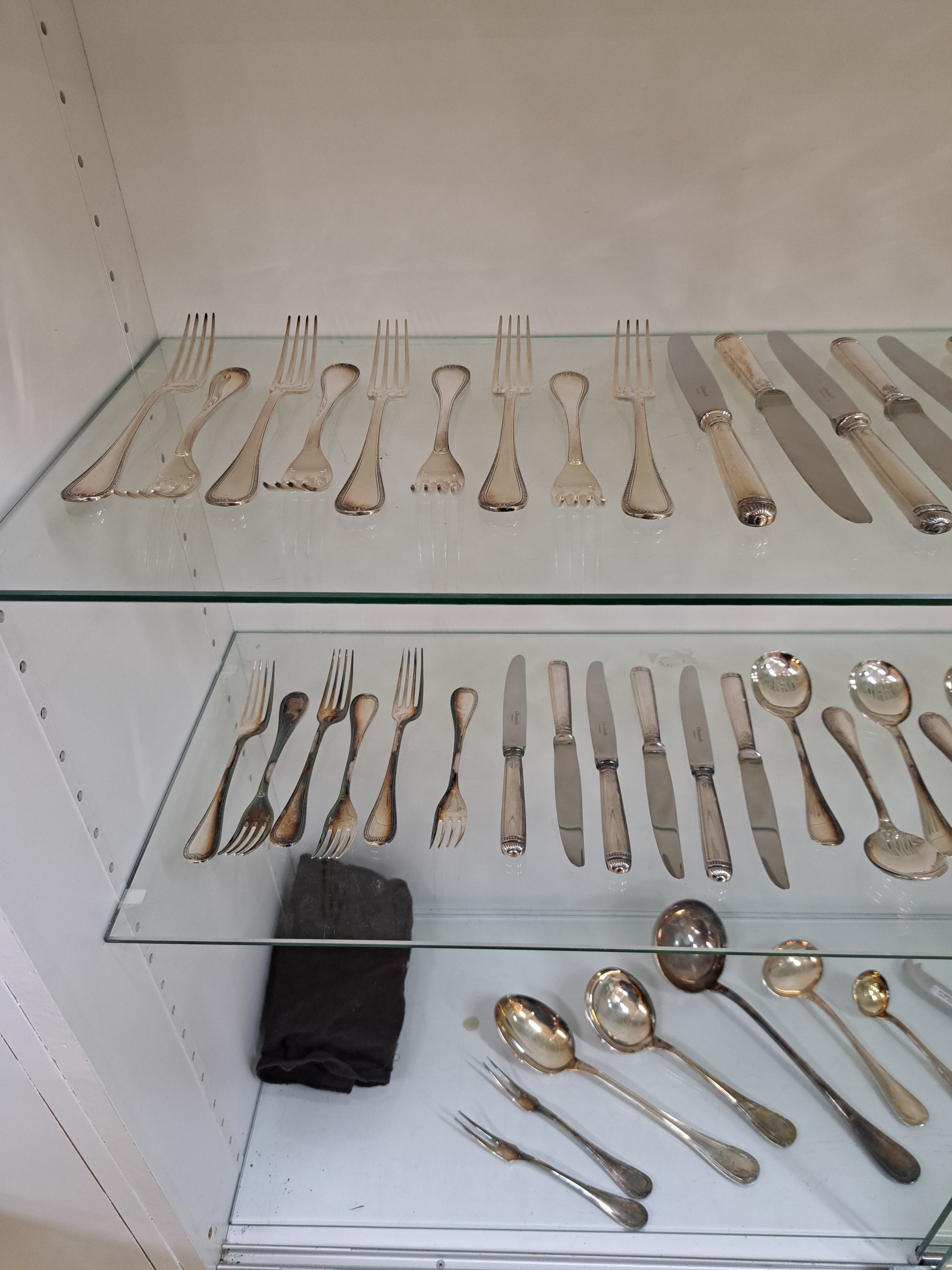 Detail a: 79tlg. Tafelbesteck, Christofle, Malmaison, versilbert, 9 Menuemesser, 9 Menuegabeln, 9 Tafellöffel, 9 Kuchengabeln, 9 Kaffeelöffel, 9 ...