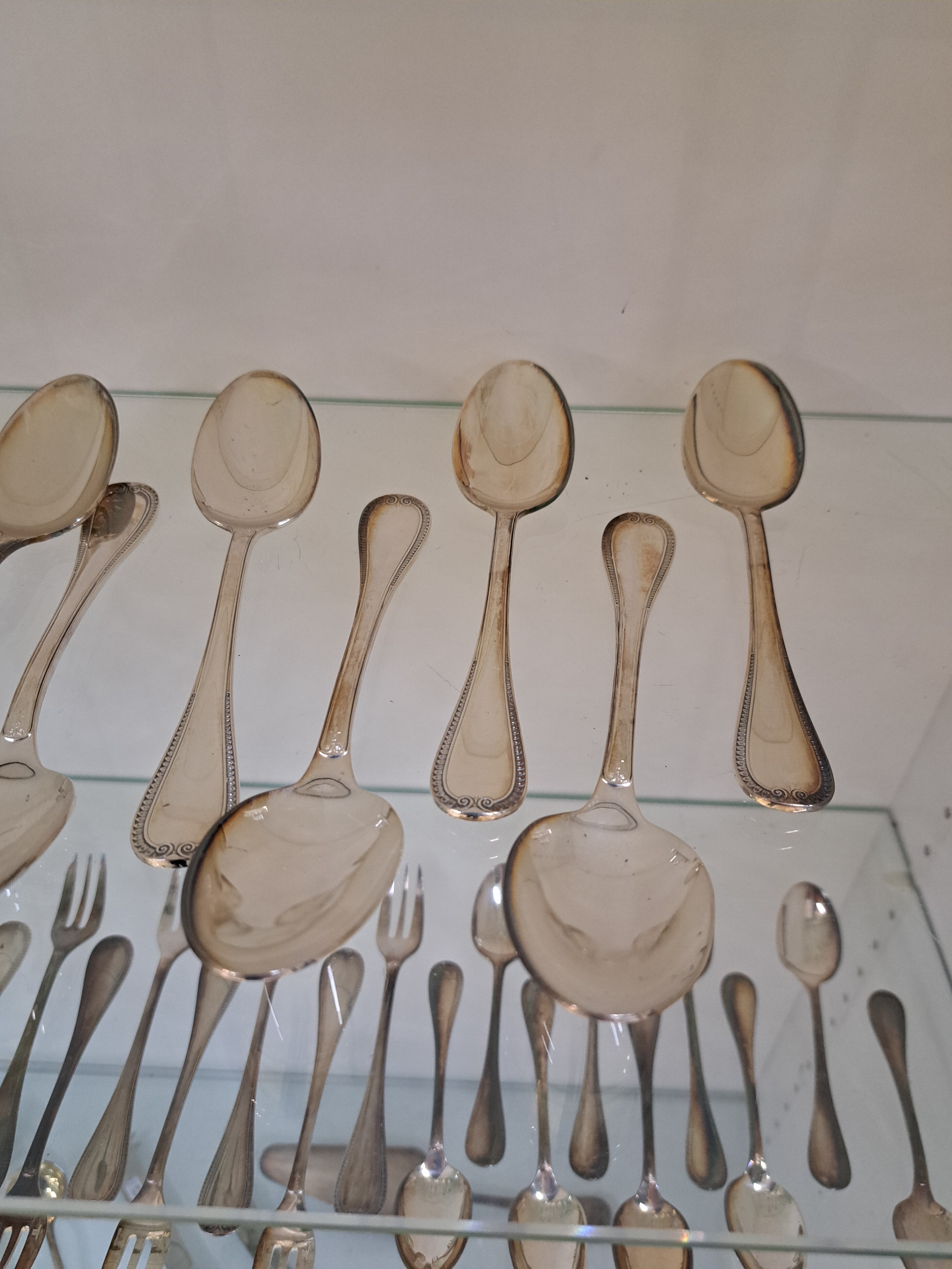 Detail h: 79tlg. Tafelbesteck, Christofle, Malmaison, versilbert, 9 Menuemesser, 9 Menuegabeln, 9 Tafellöffel, 9 Kuchengabeln, 9 Kaffeelöffel, 9 ...