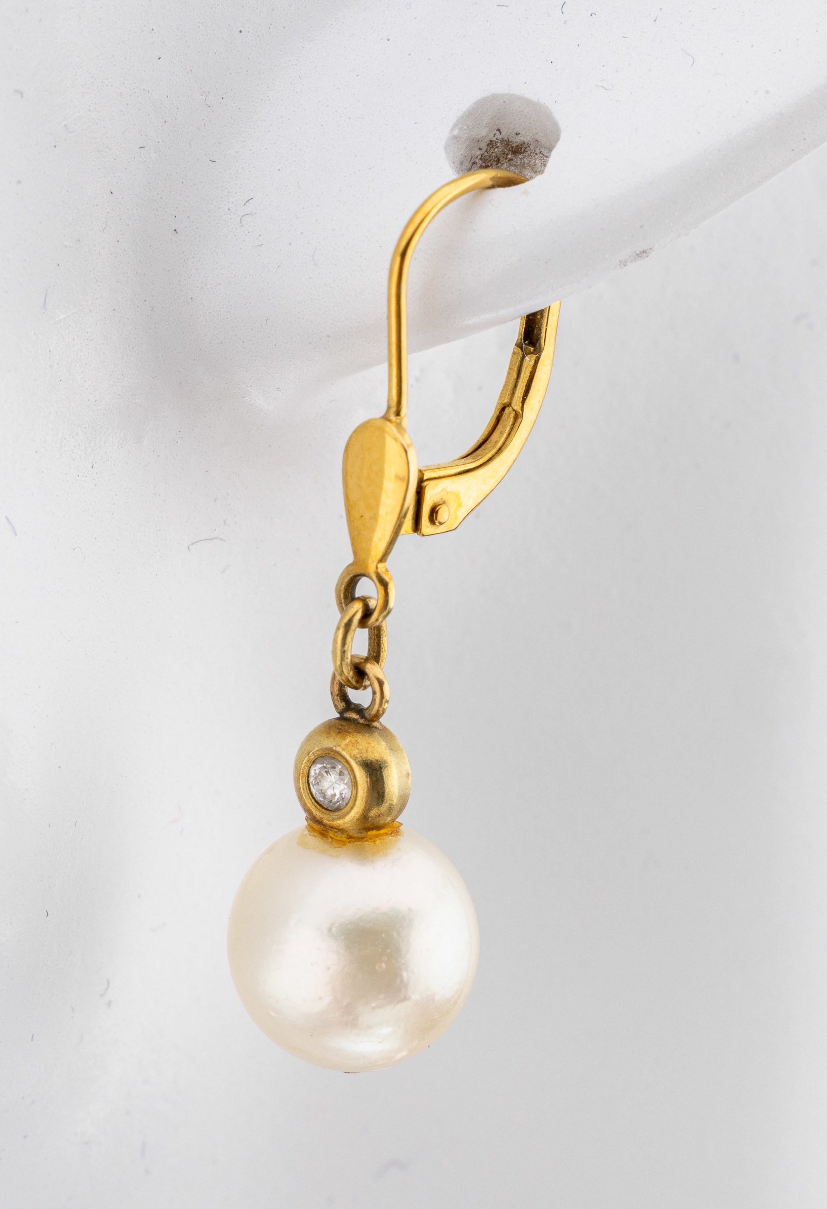Detail a: Paar 14 kt Gold Brillant-Perl-Ohrhänger, GG585/000, bewegl. Abhängung, 2 Brillanten zus. ca. 0.08 ct Weiß/si, 2 Akoyazuchtperlen, D. ca. 8.9 mm, ...