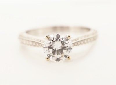 27109725b - 18 kt Gold Brillant-Ring, WG 750/000, mittig Brillant 1.04 ct hochfeines Weiß (D)/ ...