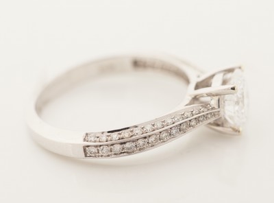 27109725c - 18 kt Gold Brillant-Ring, WG 750/000, mittig Brillant 1.04 ct hochfeines Weiß (D)/ ...
