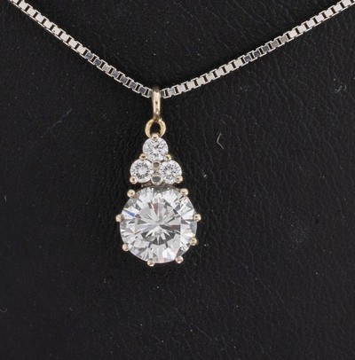 27109734a - 14 kt Gold Brillant-Anhänger, WG 585/000, Brillant ca. 1.17 ct Weiß/p, 3 Brillanten ...