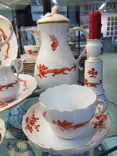 27109760b - Kaffeeservice, Meissen, 20. Jh., für 6 Personen, Hofdrache golden gehöht Kaffeekanne, ...