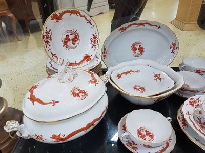 27109761a - Umfangreiches Tafelservice, Meissen, 20. Jh., roter Hofdrache, golden gehöht, 11 ...
