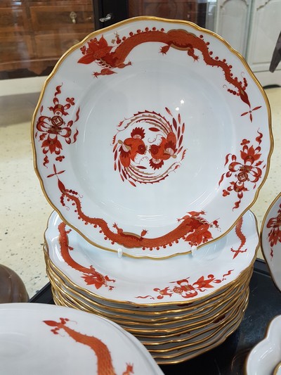 27109761b - Umfangreiches Tafelservice, Meissen, 20. Jh., roter Hofdrache, golden gehöht, 11 ...