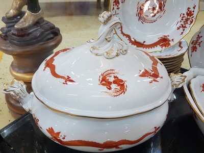 27109761c - Umfangreiches Tafelservice, Meissen, 20. Jh., roter Hofdrache, golden gehöht, 11 ...