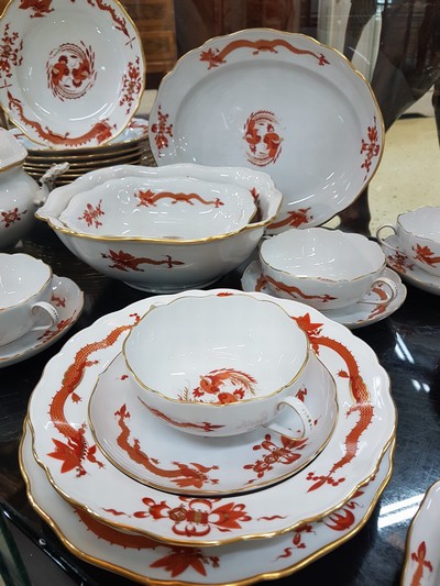 27109761f - Umfangreiches Tafelservice, Meissen, 20. Jh., roter Hofdrache, golden gehöht, 11 ...