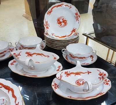 27109761g - Umfangreiches Tafelservice, Meissen, 20. Jh., roter Hofdrache, golden gehöht, 11 ...