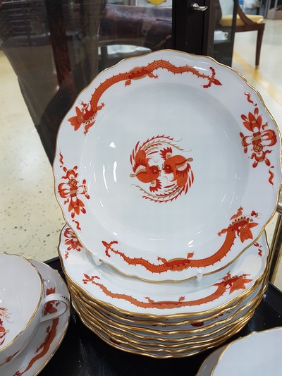 27109761h - Umfangreiches Tafelservice, Meissen, 20. Jh., roter Hofdrache, golden gehöht, 11 ...