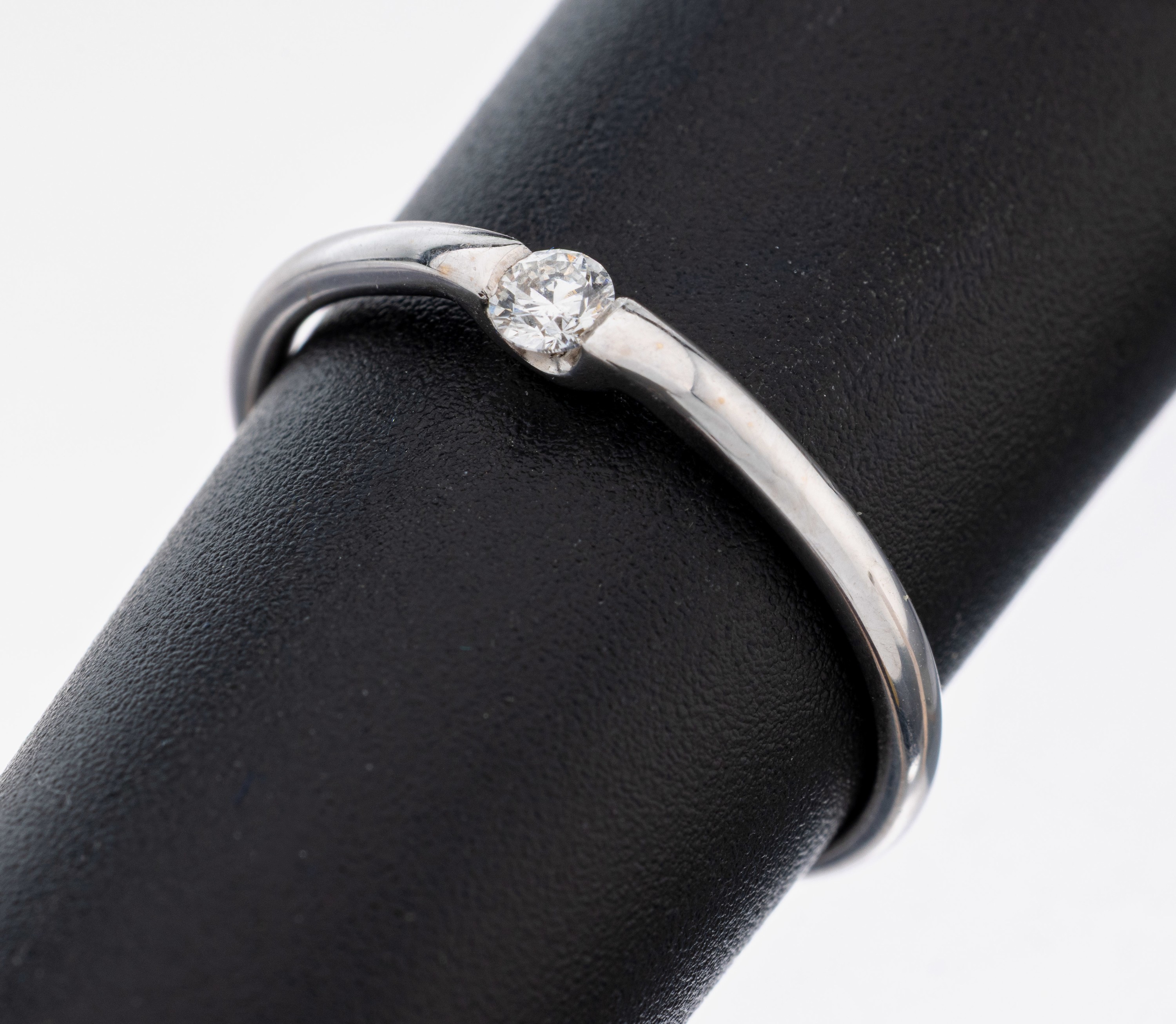 Image 27109828 - 14 kt Gold Brillant-Ring, WG 585/000, Brillant ca. 0.09 ct feines Weiß/si, RW 53, ca. ...