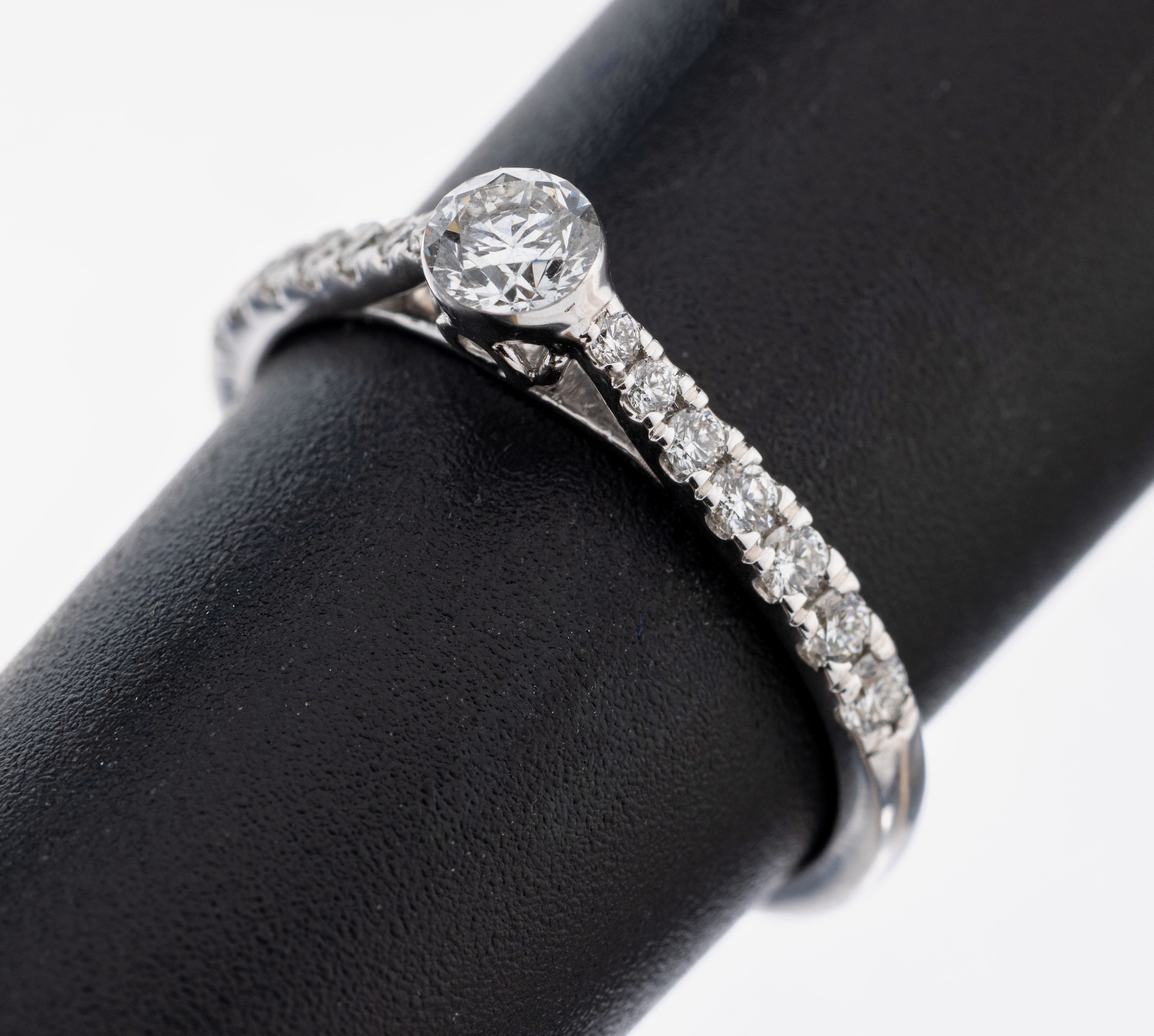 Image 27109834 - 18 kt Gold Brillant-Ring, WG 750/000, 1 Brillant ca. 0.25 ct feines Weiß/si, 6 ...