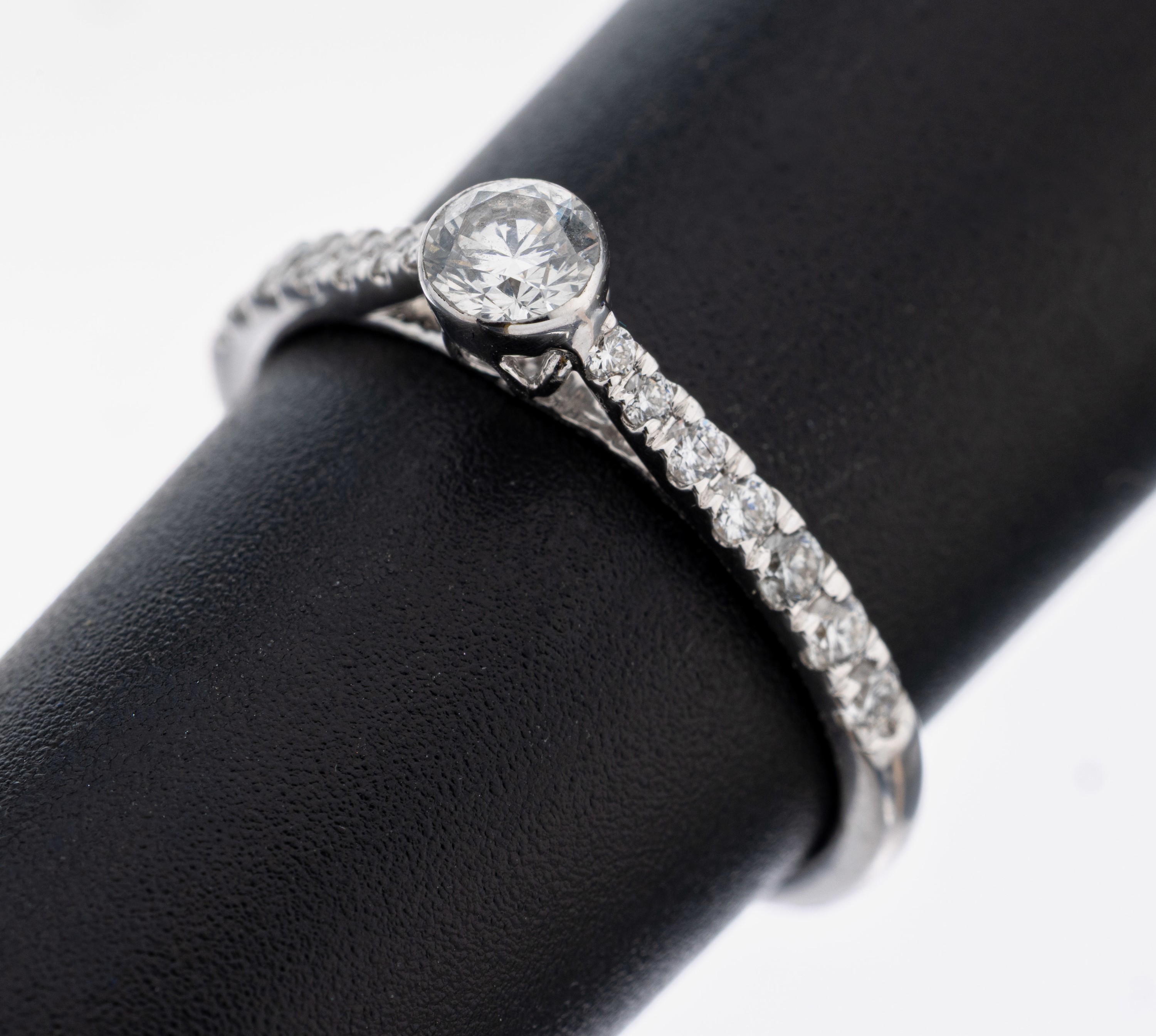 18 kt Gold Brillant-Ring, WG 750/000, 1 Brillant ca. 0.25 ct feines Weiß/si, 6 Brillanten zus. ca. 0.11 ct feines Weiß/si, 8 Brillanten zus. ca. ...