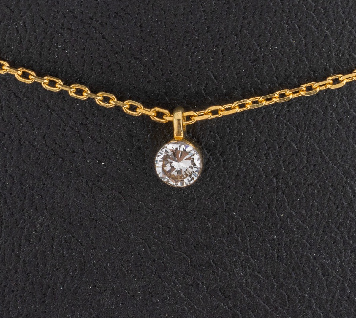 Detail a: 18 kt Gold Brillant-Anhänger, GG 750/000, Brillant ca. 0.15 ct feines Weiß/si, an Kette,L. ca. 40 cm, Karabinerschließe, ca. 1.8 g