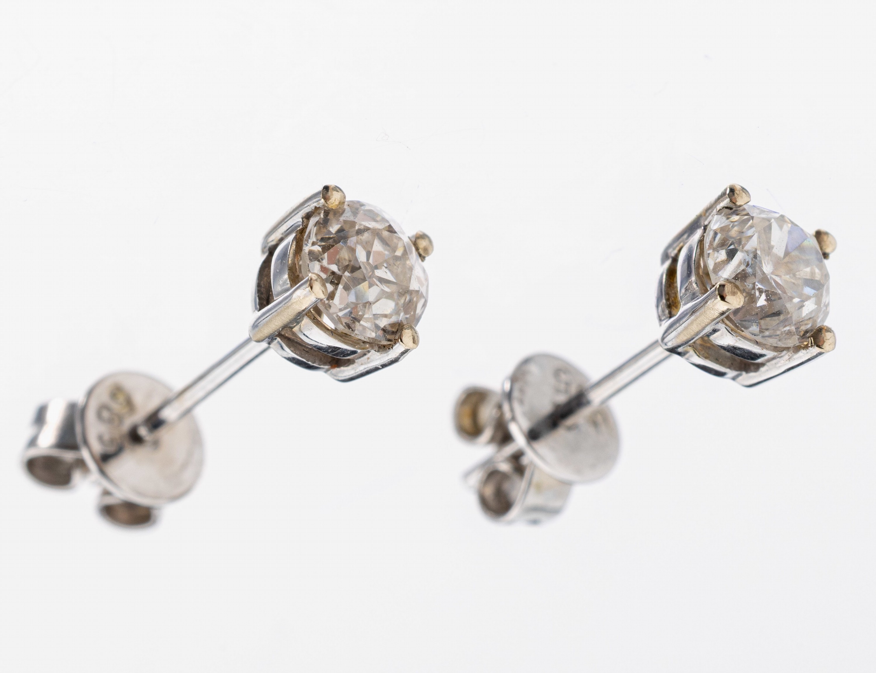 Image 27109851 - Paar 14 kt Gold Diamant-Ohrstecker, WG 585/000, 1 Brillant und 1 Altschliffdiamant zus. ...
