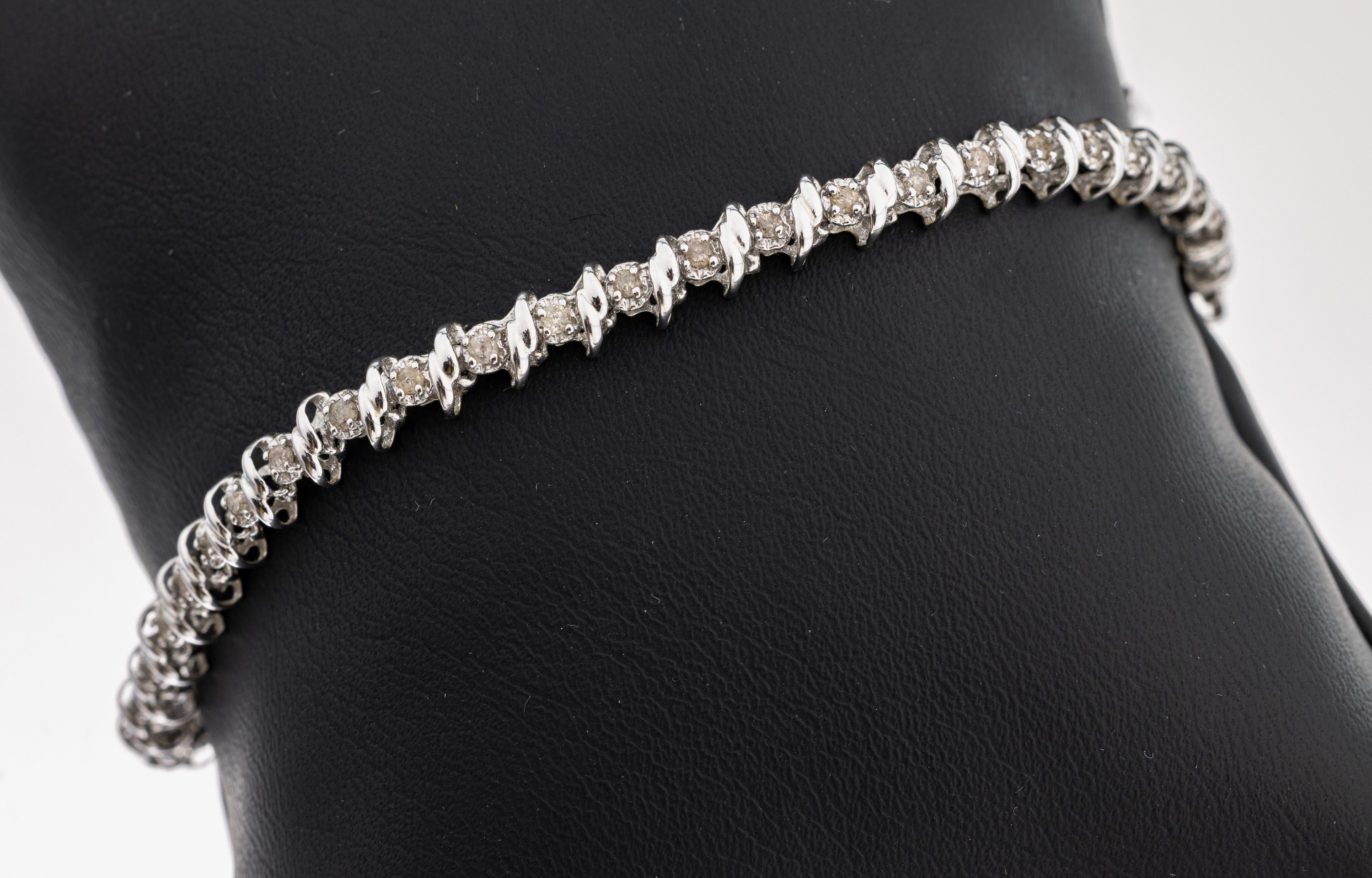 Image 27109879 - 14 kt Gold Diamant-Armband, WG 585/000, 46 8/8-Diamanten zus. ca. 0.40 ct ...