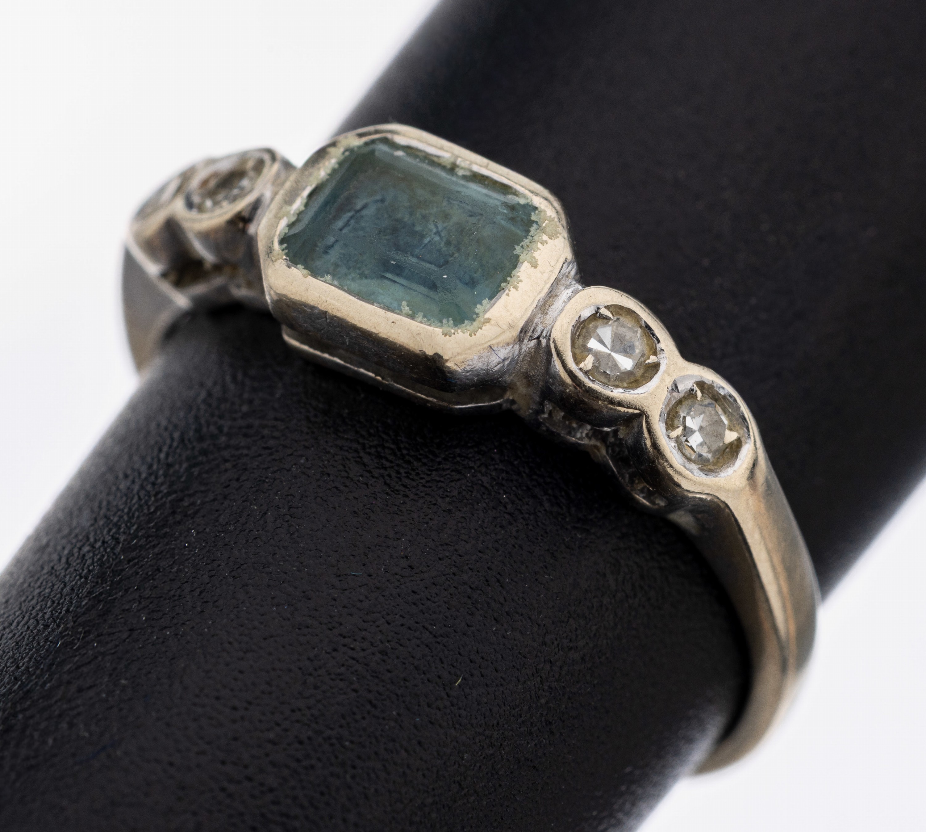 Image 27109880 - 14 kt Gold Aquamarin-Diamant-Ring, WG 585/000, Aquamarin im Treppenschliff ca. 0.25 ct, ...
