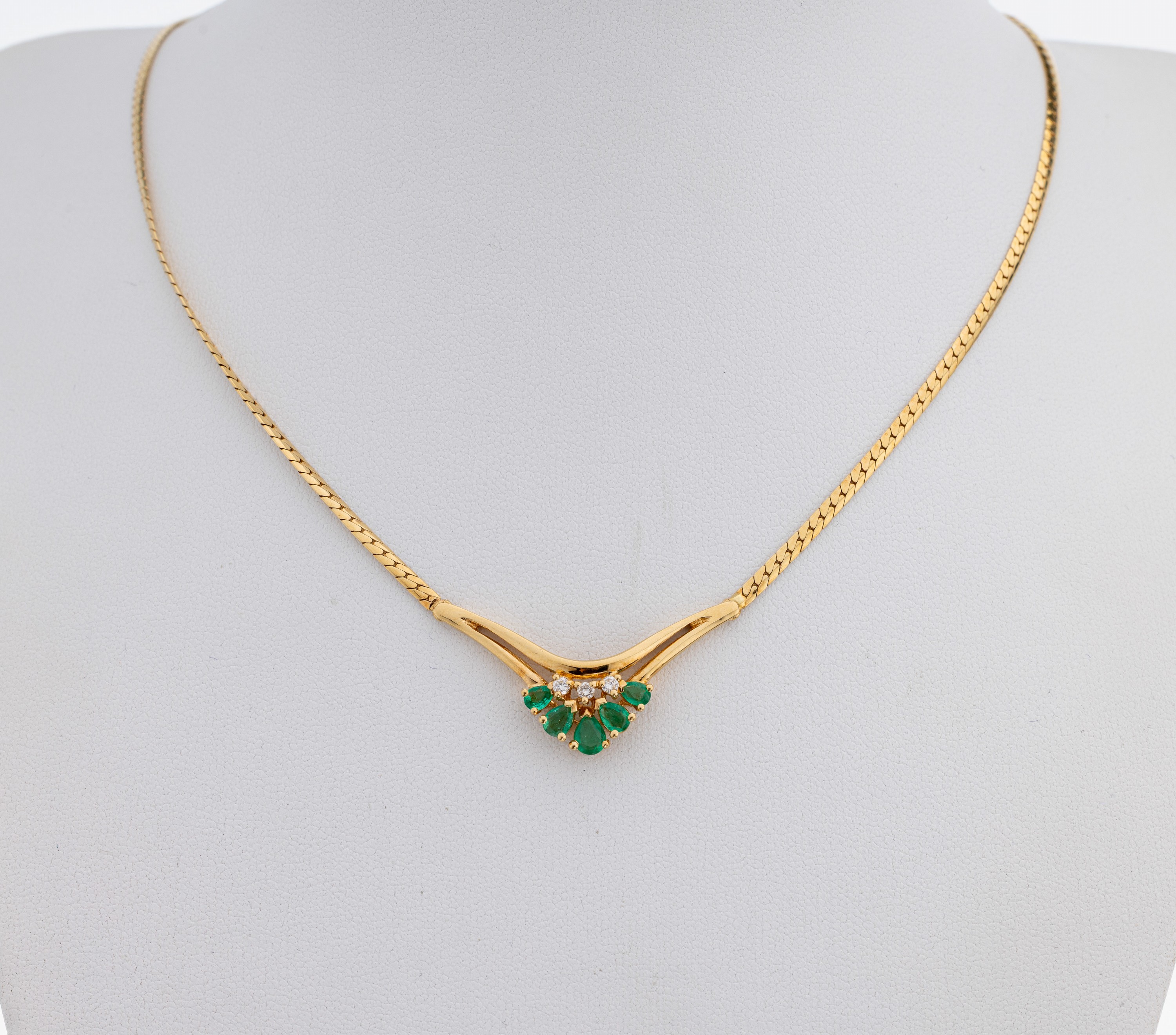 Image 27109883 - 18 kt Gold Smaragd-Brillant-Collier, GG 750/000, geschwungenes Mittelteil mit 5 facett. ...