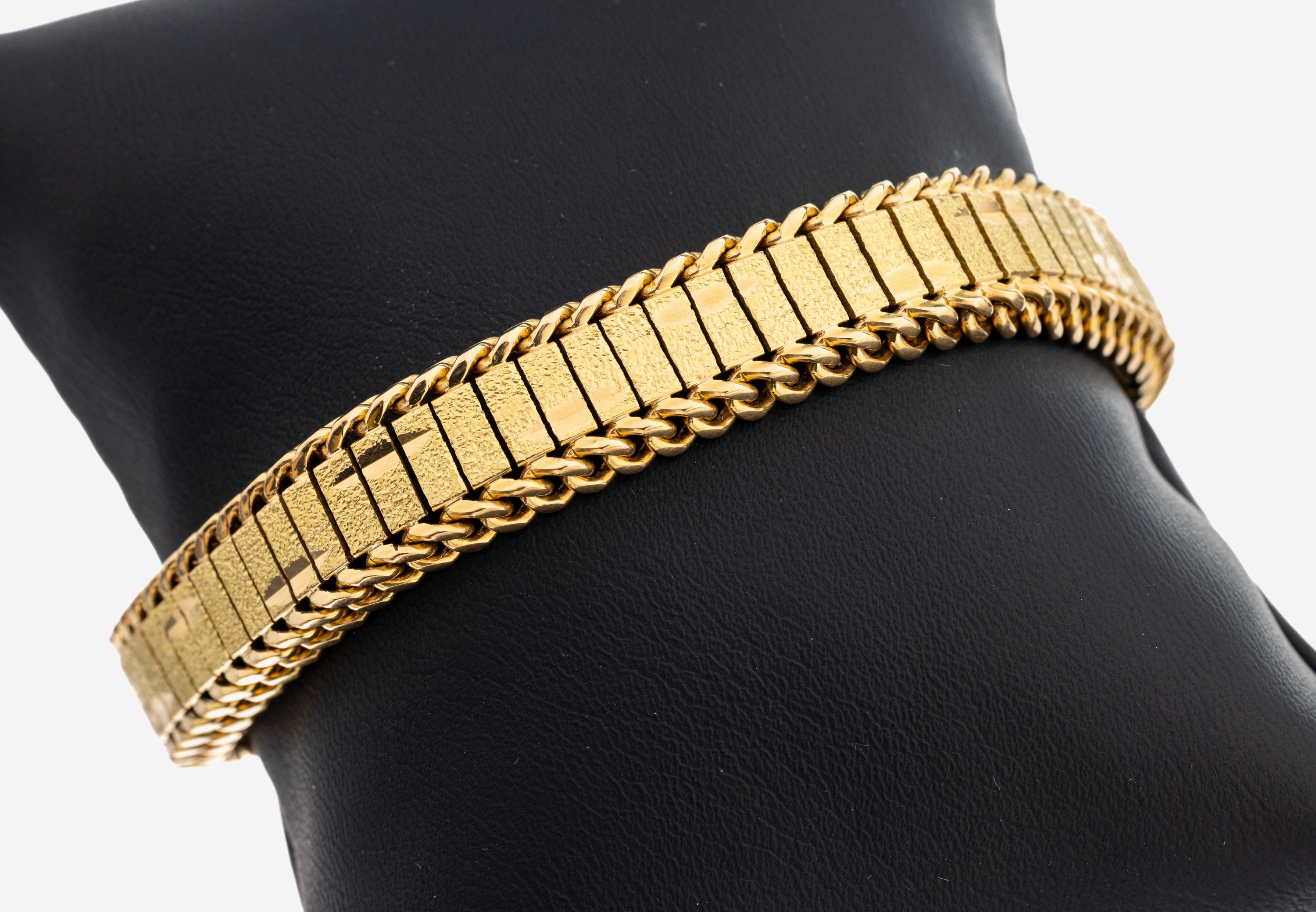Image 27109894 - 18 kt Gold Armband, GG 750/000 gepr., Oberfläche part. sat. und grav., L. ca. 19 ...