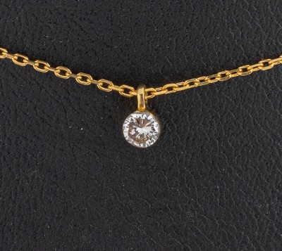 27109848a - 18 kt Gold Brillant-Anhänger, GG 750/000, Brillant ca. 0.15 ct feines Weiß/si, an ...