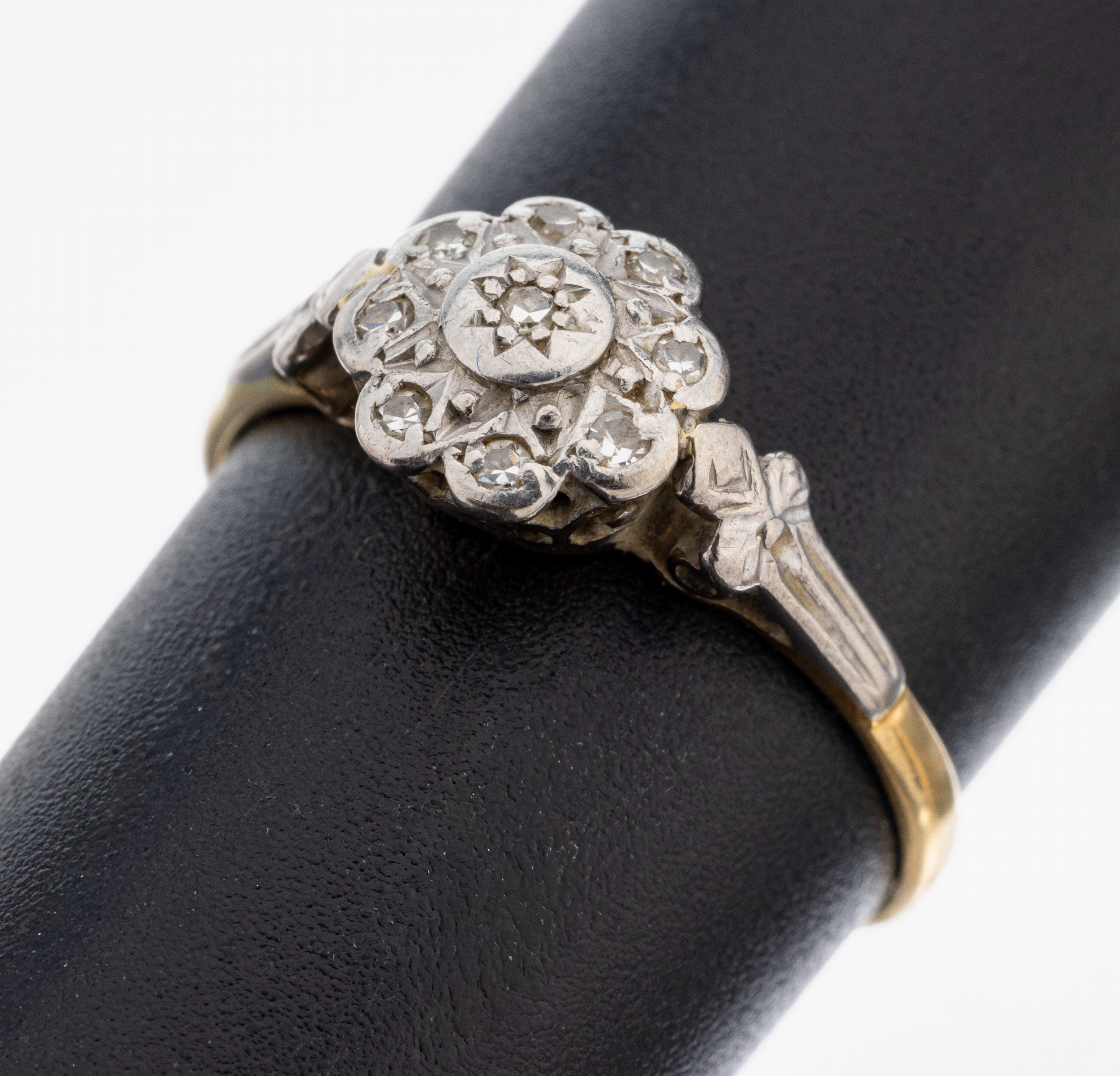 Image 27109900 - 14 kt Gold Diamant-Ring, GG/WG 585/000 gepr., blütenf. Ringkopf mit kl. 8/8- ...