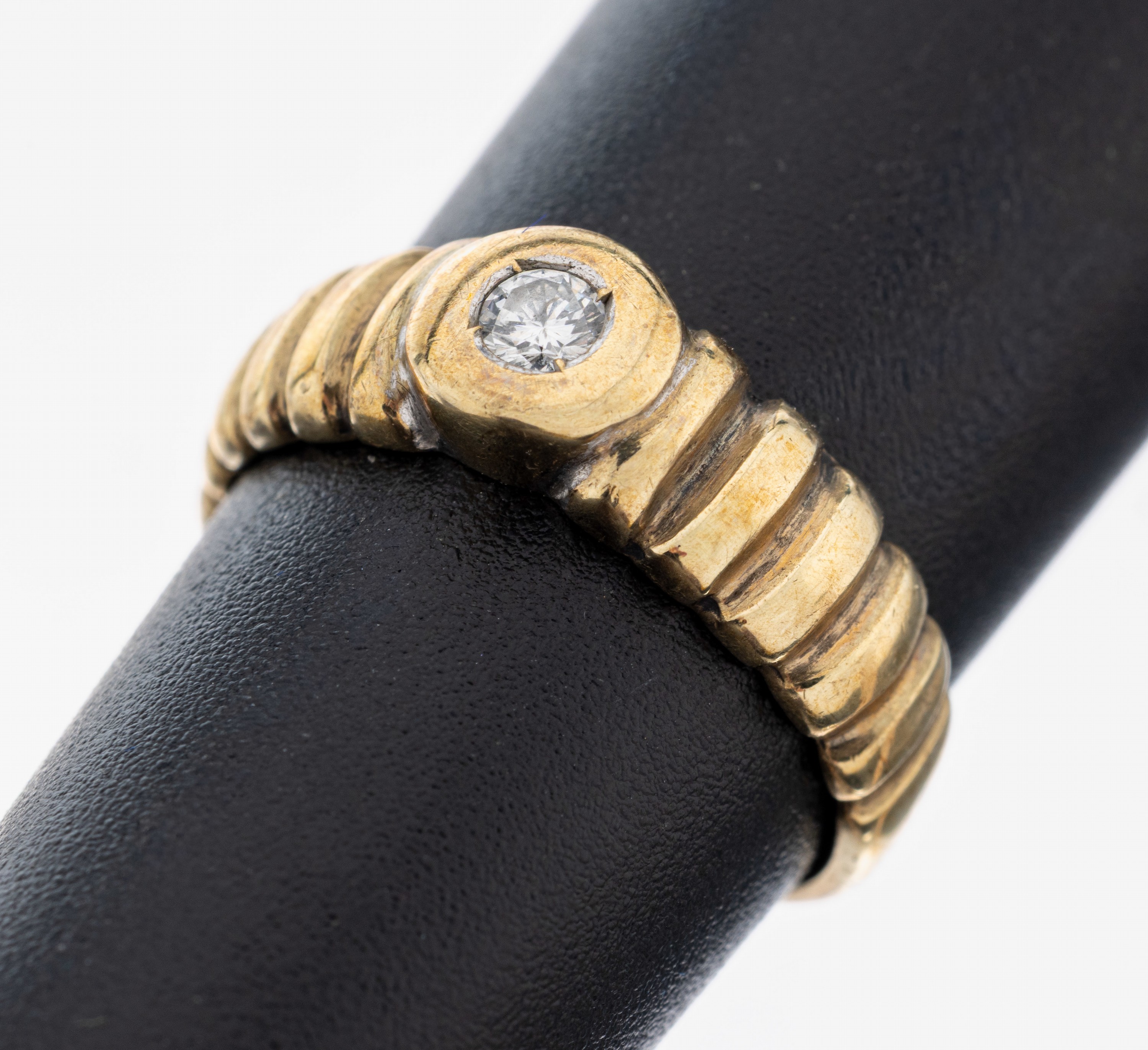 Image 27109901 - 8 kt Gold Brillant-Ring, GG 333/000, Ringschultern getreppt, Brillant ca. 0.06 ct ...