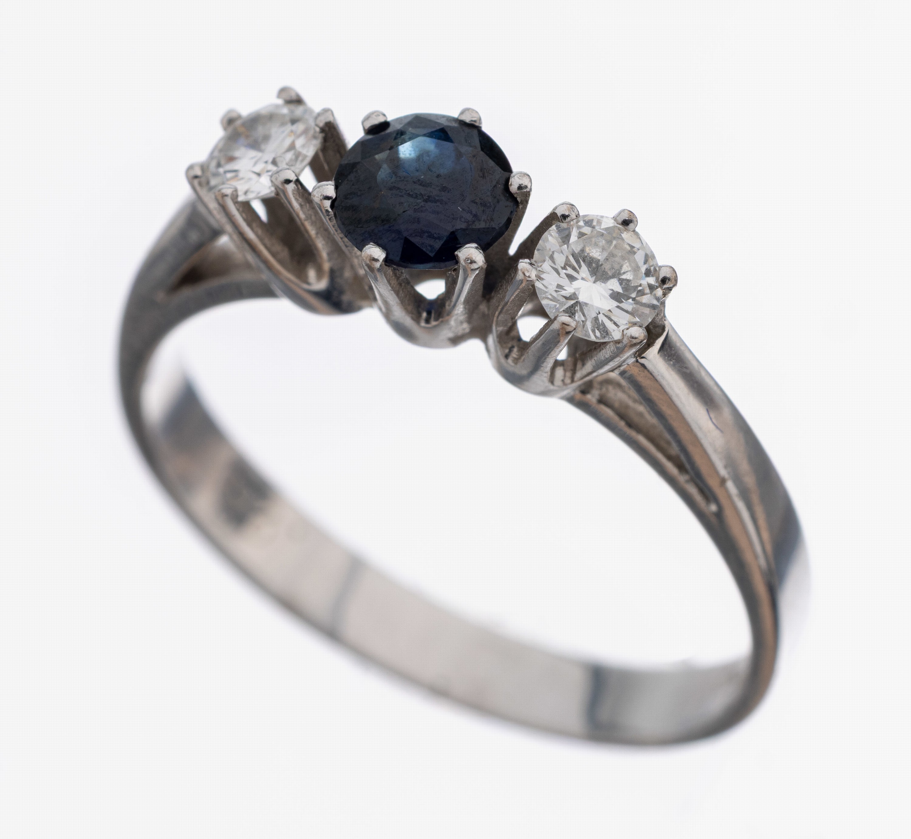 Image 27109905 - 18 kt Gold Saphir-Brillant-Ring, WG 750/000, mittig rundfacett. Saphir ca. 0.60 ct, 2 ...