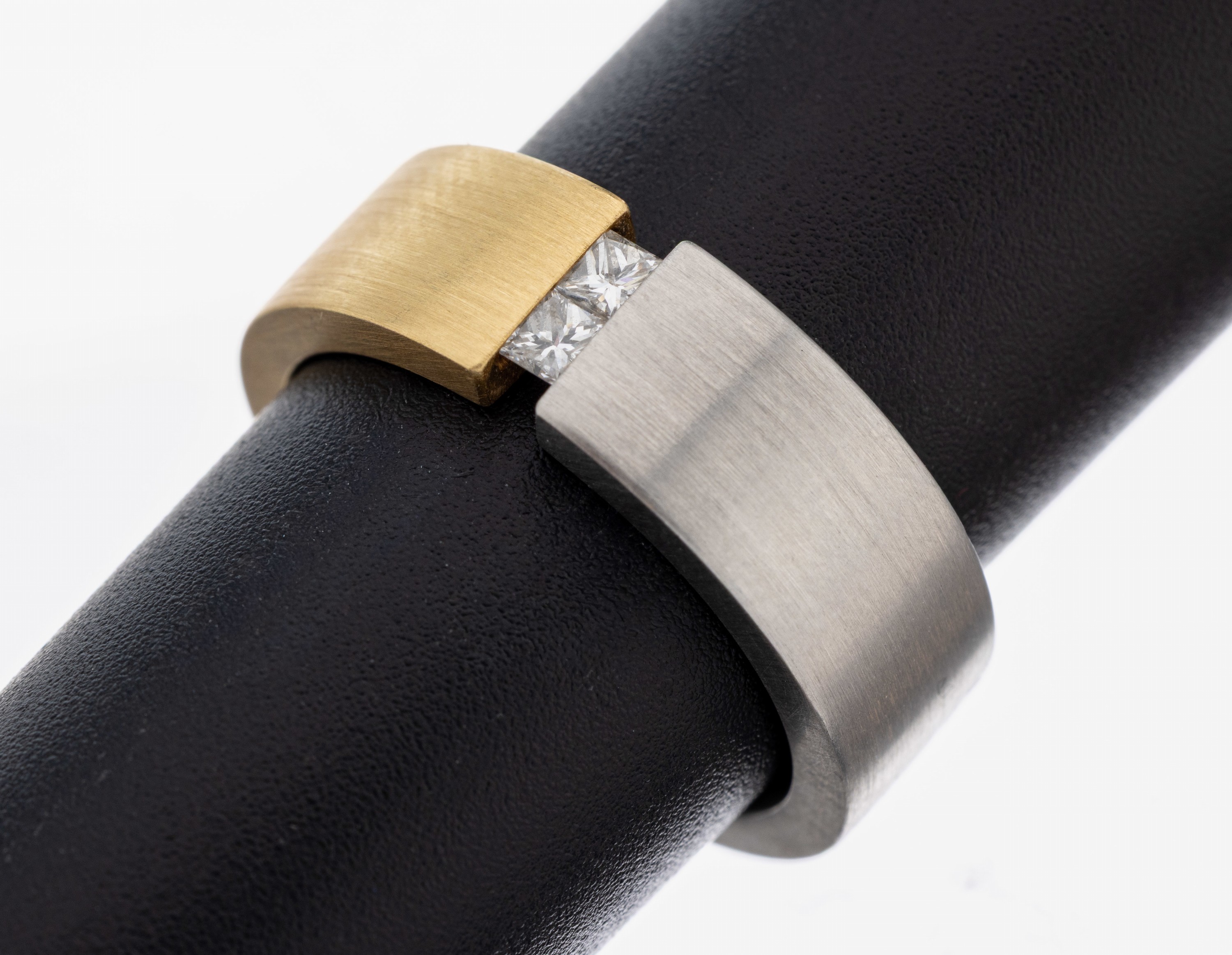 Image 27109908 - 18 kt Gold und Platin Diamant-Ring, GG 750/000 und Pt 950/000, sat., qualitätvolle ...