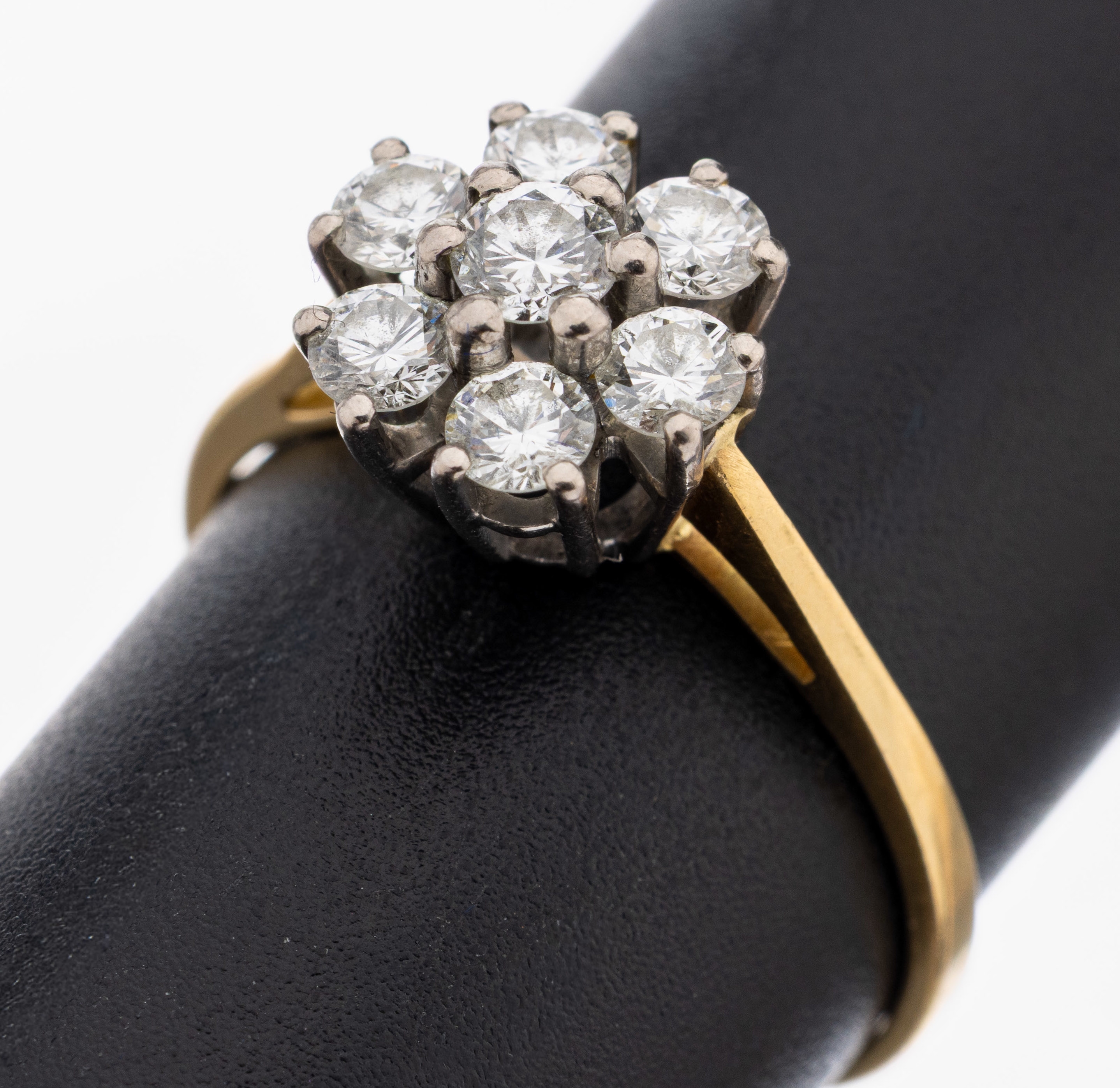 Image 27109914 - 18 kt Gold Brillant-Ring, GG/WG 750/000, 7 in WG gefasste Brillanten zus. ca. 1.05 ct ...