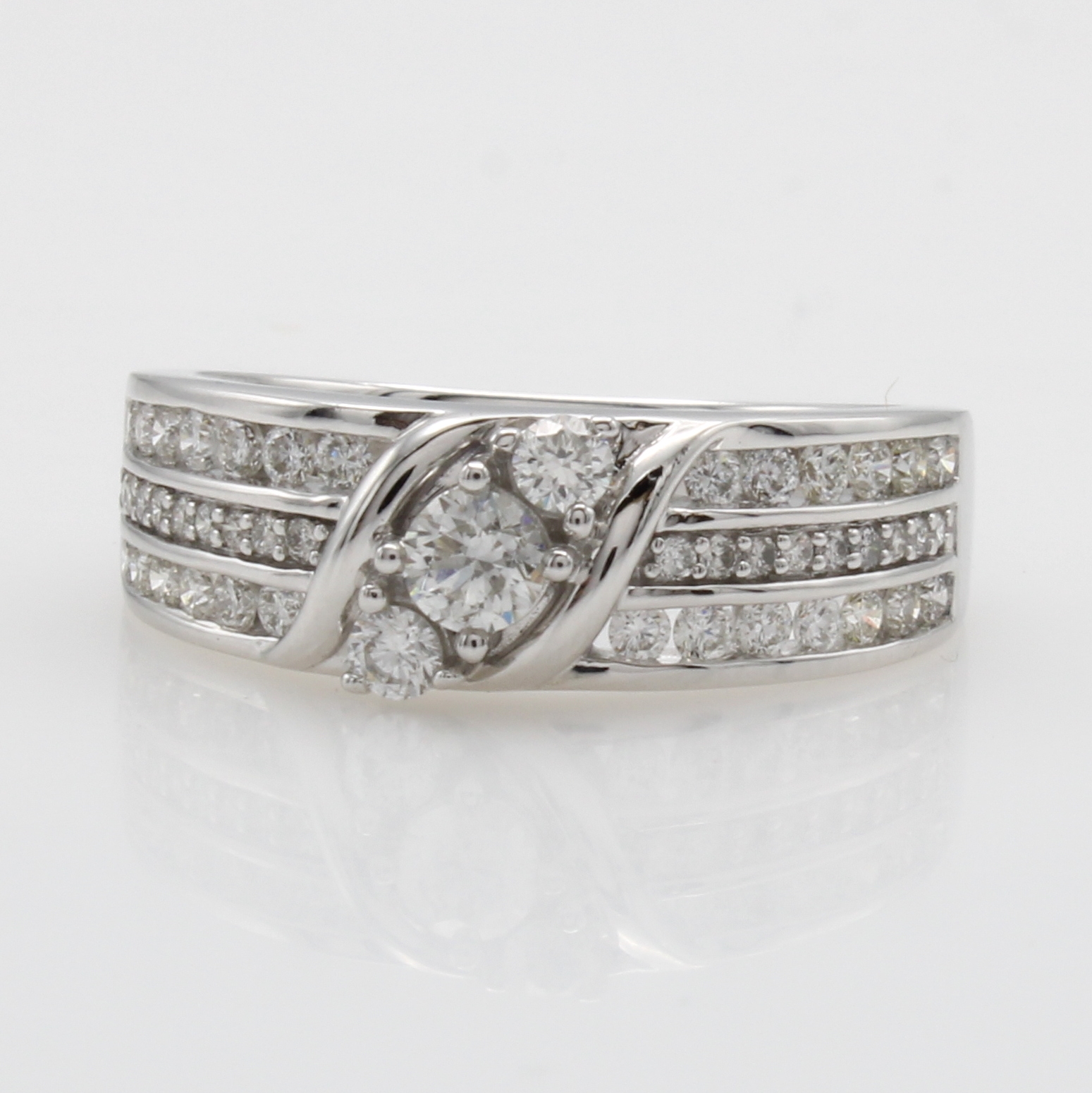 Image 27109931 - Ring mit Brillanten, WG 585/000, Brill. zus. ca. 0.75 ct Weiß/p1, RW ca. 56 ...