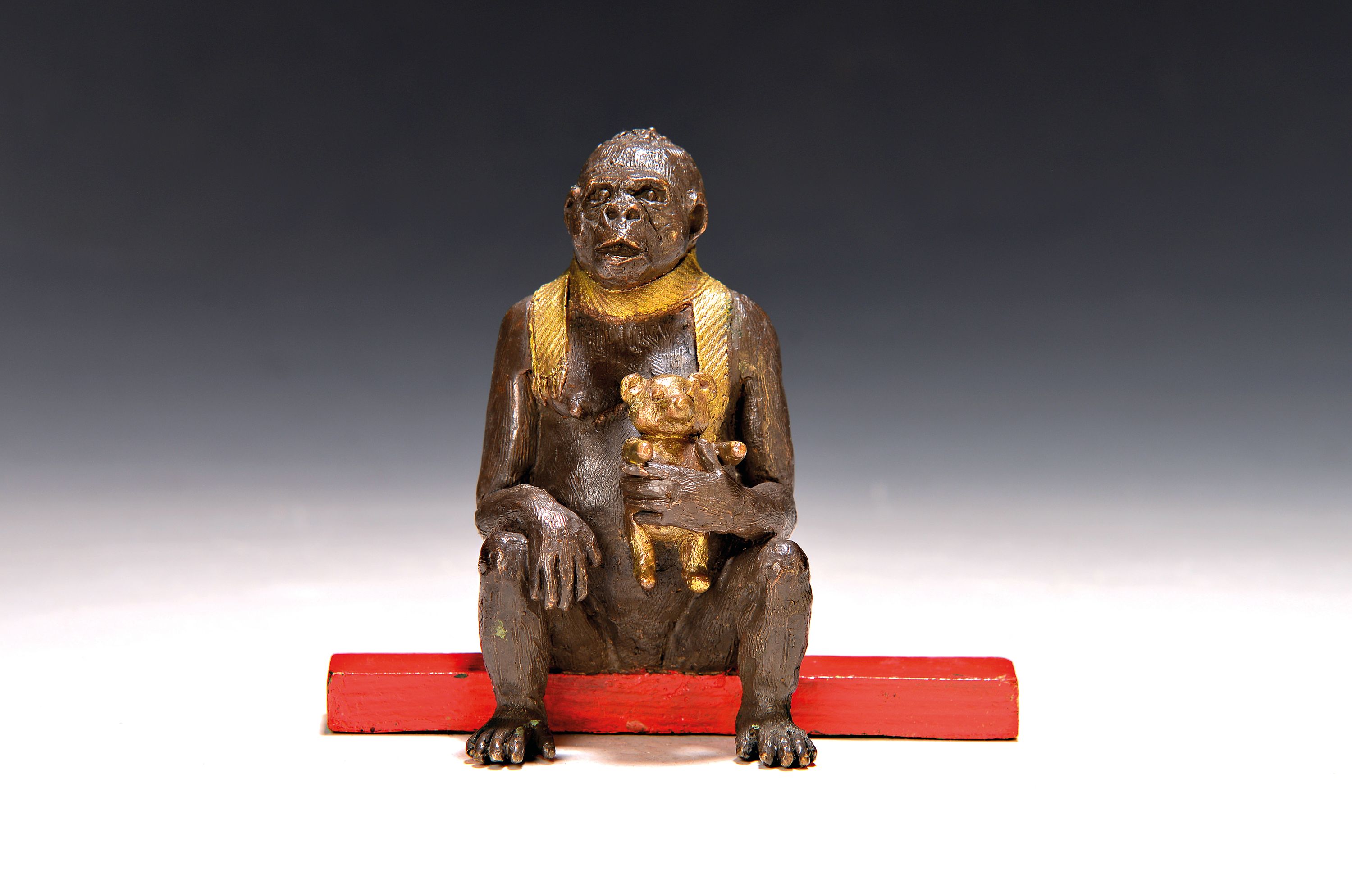 Image 27109980 - Guido Messer, geb. 1941 Buenos Aires, Bronzeplastik, ´Gorilla weiblich´, 2003, Ed. 1/18, ...