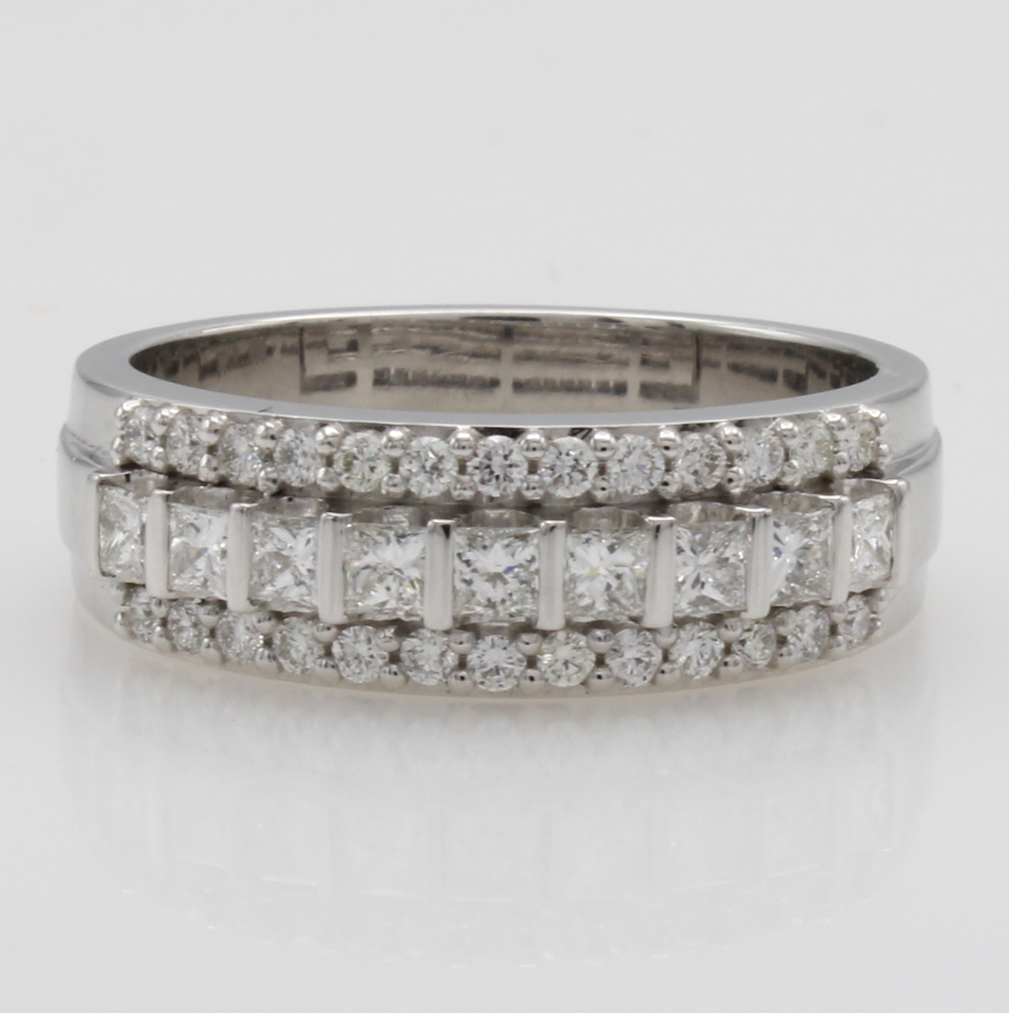 Image 27109982 - Ring mit Brillanten und Diamanten, WG 585/ 000, 9 Diam. im Princess-Cut zus. ca. 0.45 ct ...