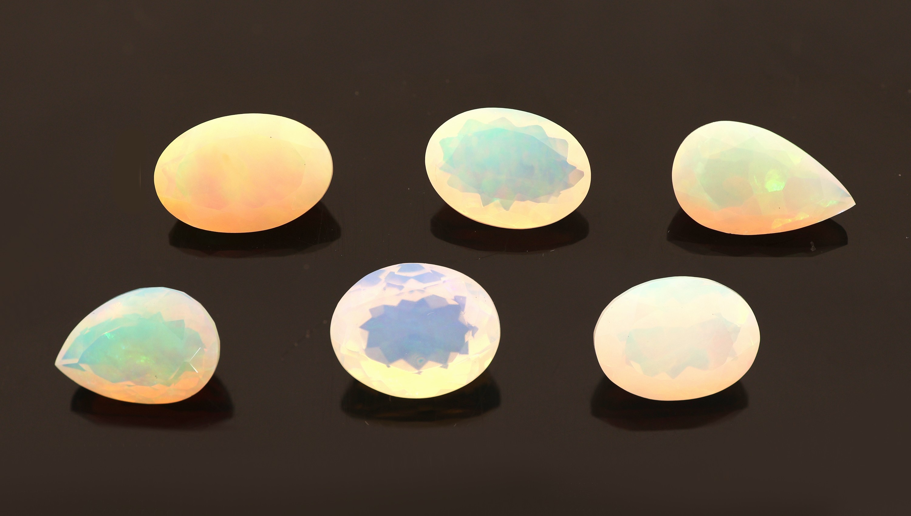 Lot 6 lose Opale, zus. ca. 18.62 ct, 4 x ovalfacett., 2 x facett. Tropfen, versch. Größen und Farbspiele