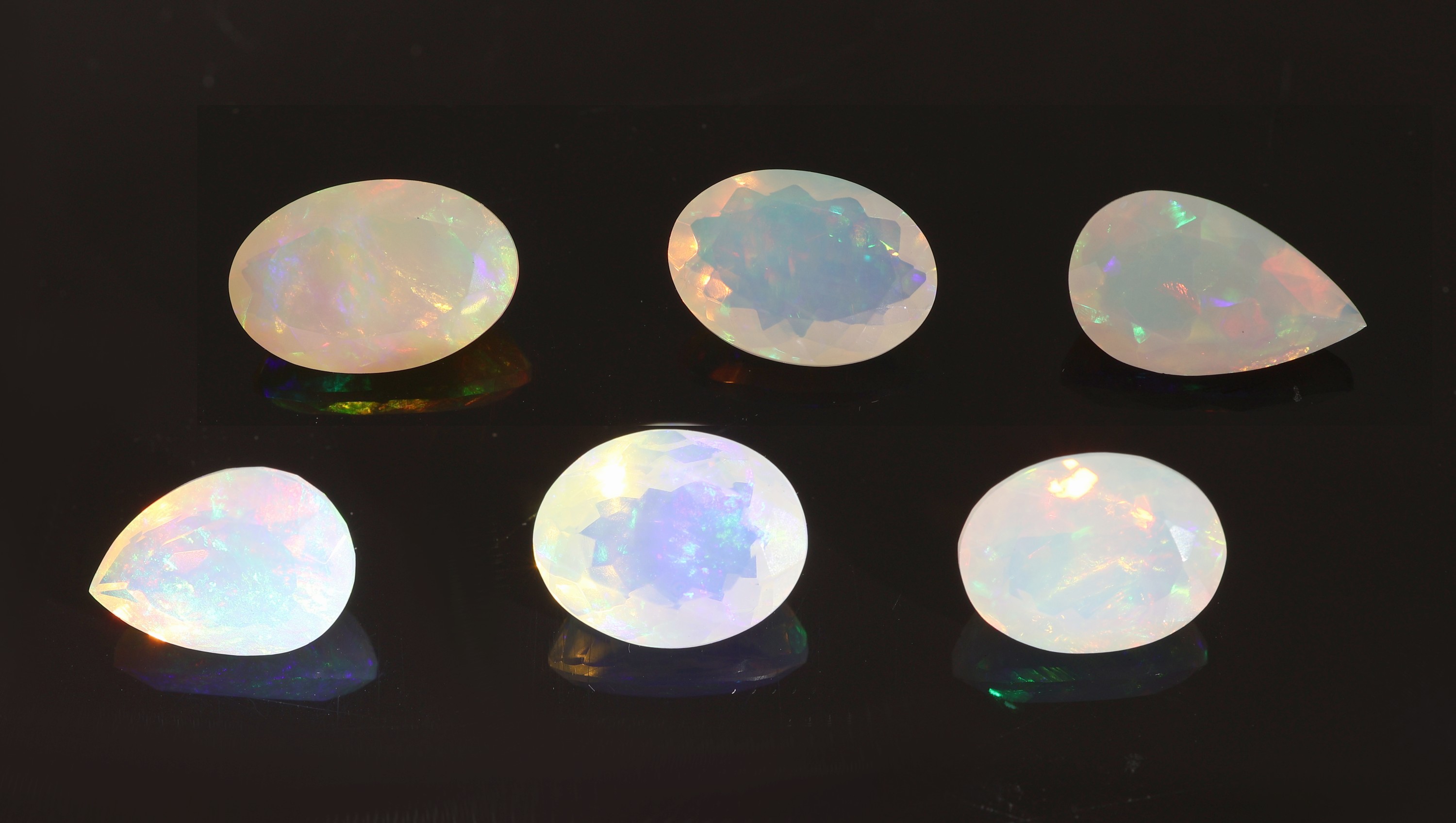 Detail b: Lot 6 lose Opale, zus. ca. 18.62 ct, 4 x ovalfacett., 2 x facett. Tropfen, versch. Größen und Farbspiele