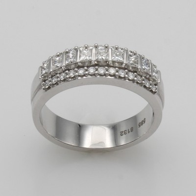 27109982a - Ring mit Brillanten und Diamanten, WG 585/ 000, 9 Diam. im Princess-Cut zus. ca. 0.45 ct ...