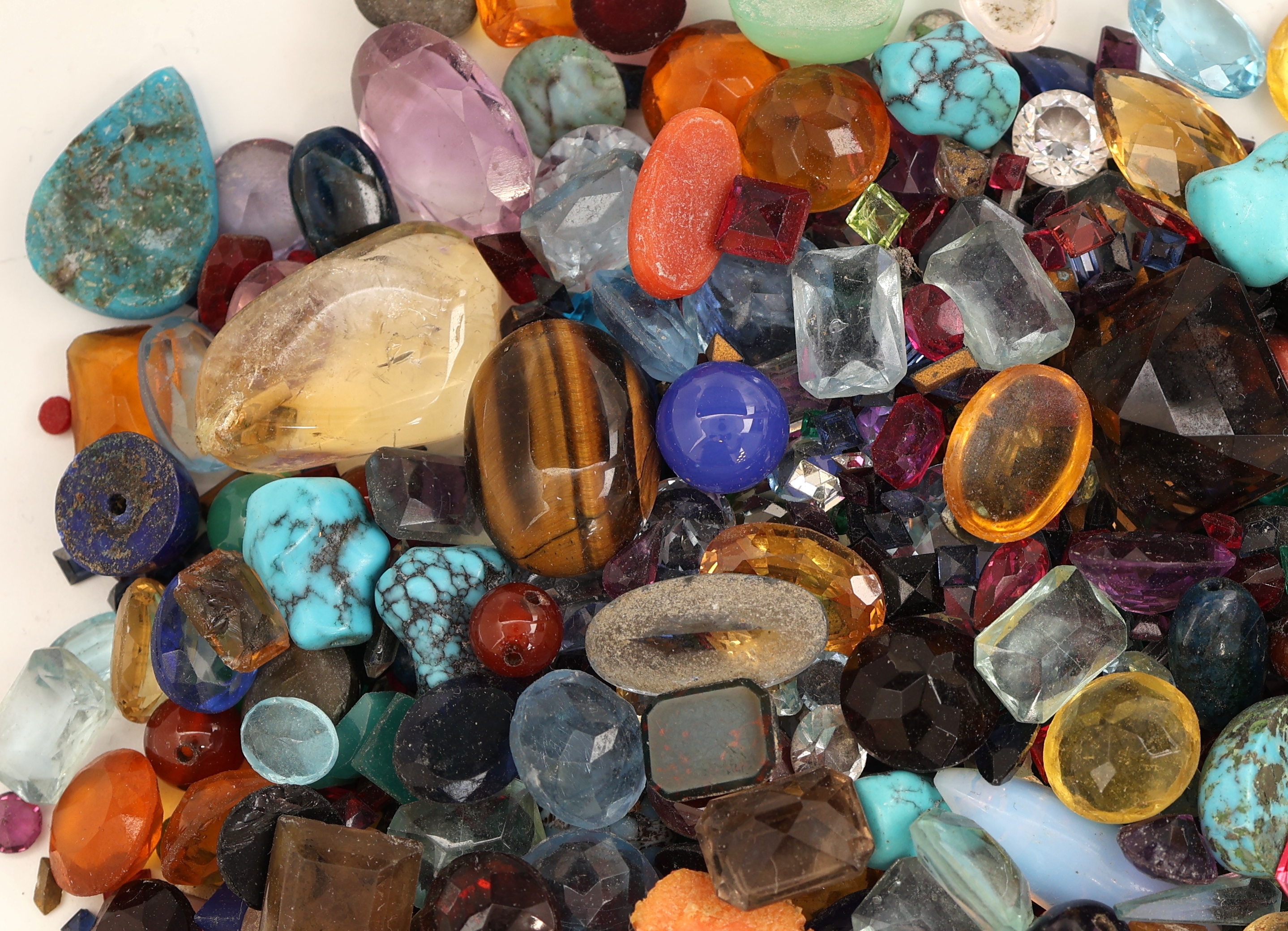 Detail a: Lot lose Farbsteine, zus. ca. 1584 ct, u.a. Amethyste, Citrine, Granate, Topase, Türkise, Koralle, Smaragde, Saphire und andere, auch Synthesen, ...