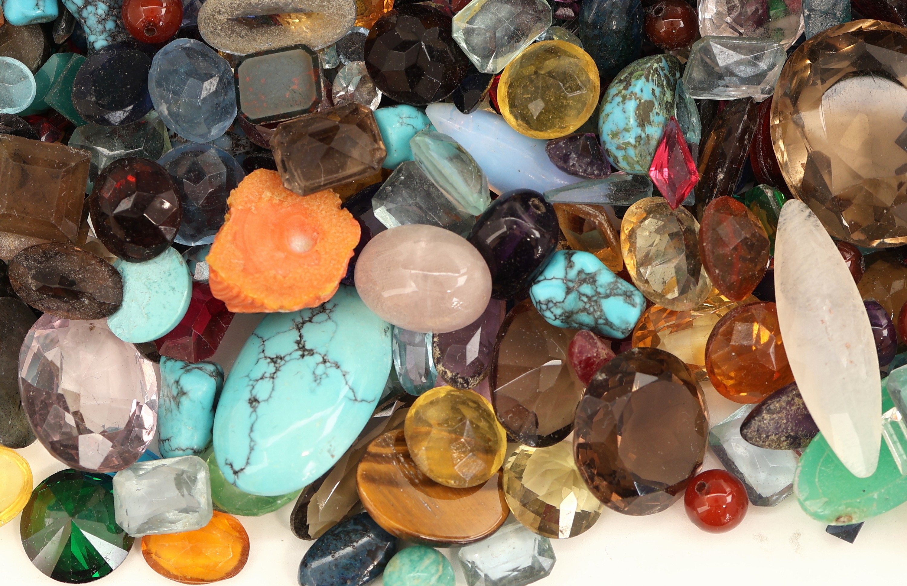Detail b: Lot lose Farbsteine, zus. ca. 1584 ct, u.a. Amethyste, Citrine, Granate, Topase, Türkise, Koralle, Smaragde, Saphire und andere, auch Synthesen, ...