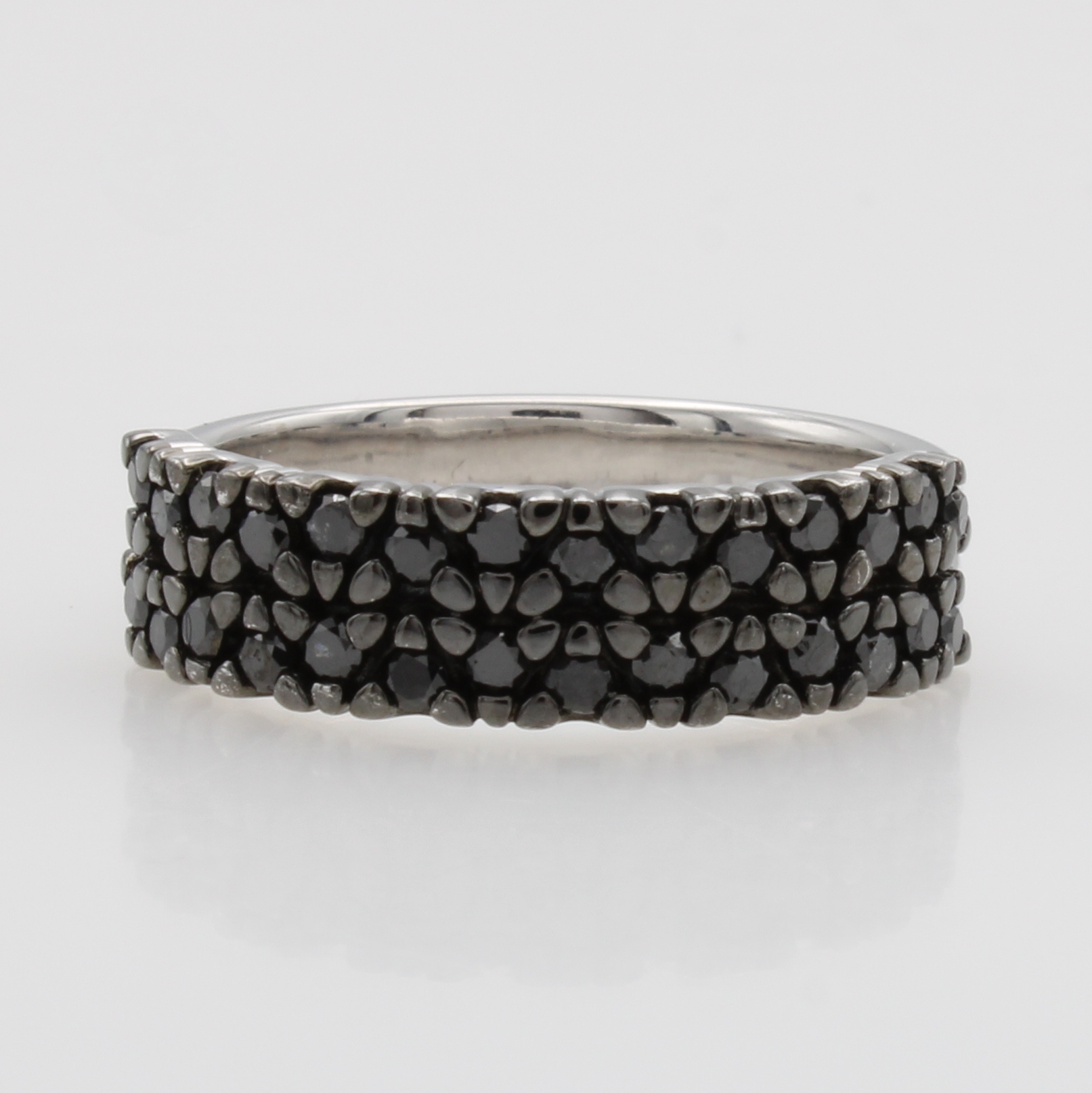 Image 27110102 - Ring mit Diamanten, WG 585/000, 28 Diam. zus. ca.0.50 ct schwarz (beh.) in geschwärzter ...