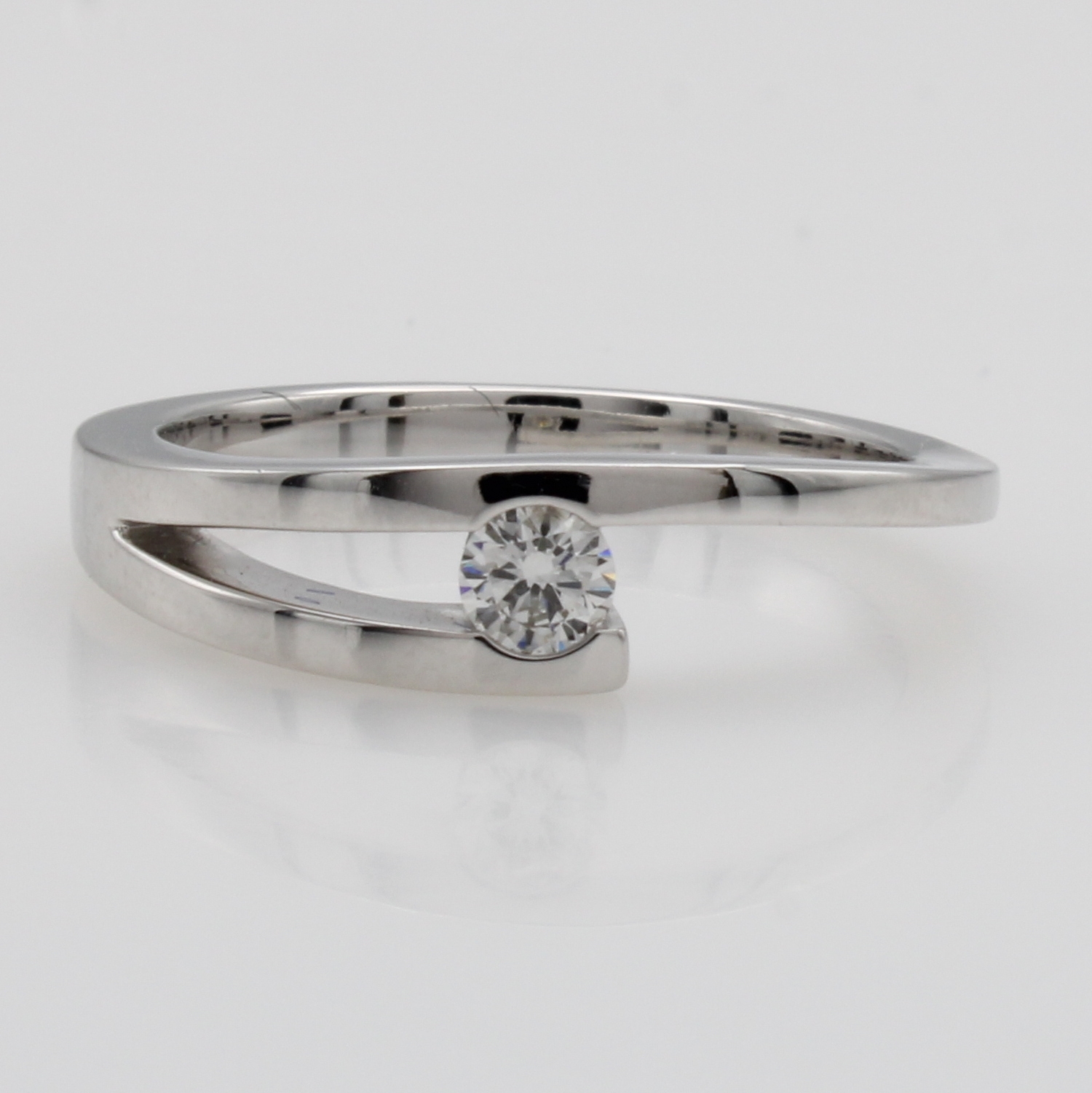 Image 27110105 - Ring mit Brillant, WG 585/000, Brill. in geteilter Ringschiene ca. 0.15 ct Weiß/p1, RW ...