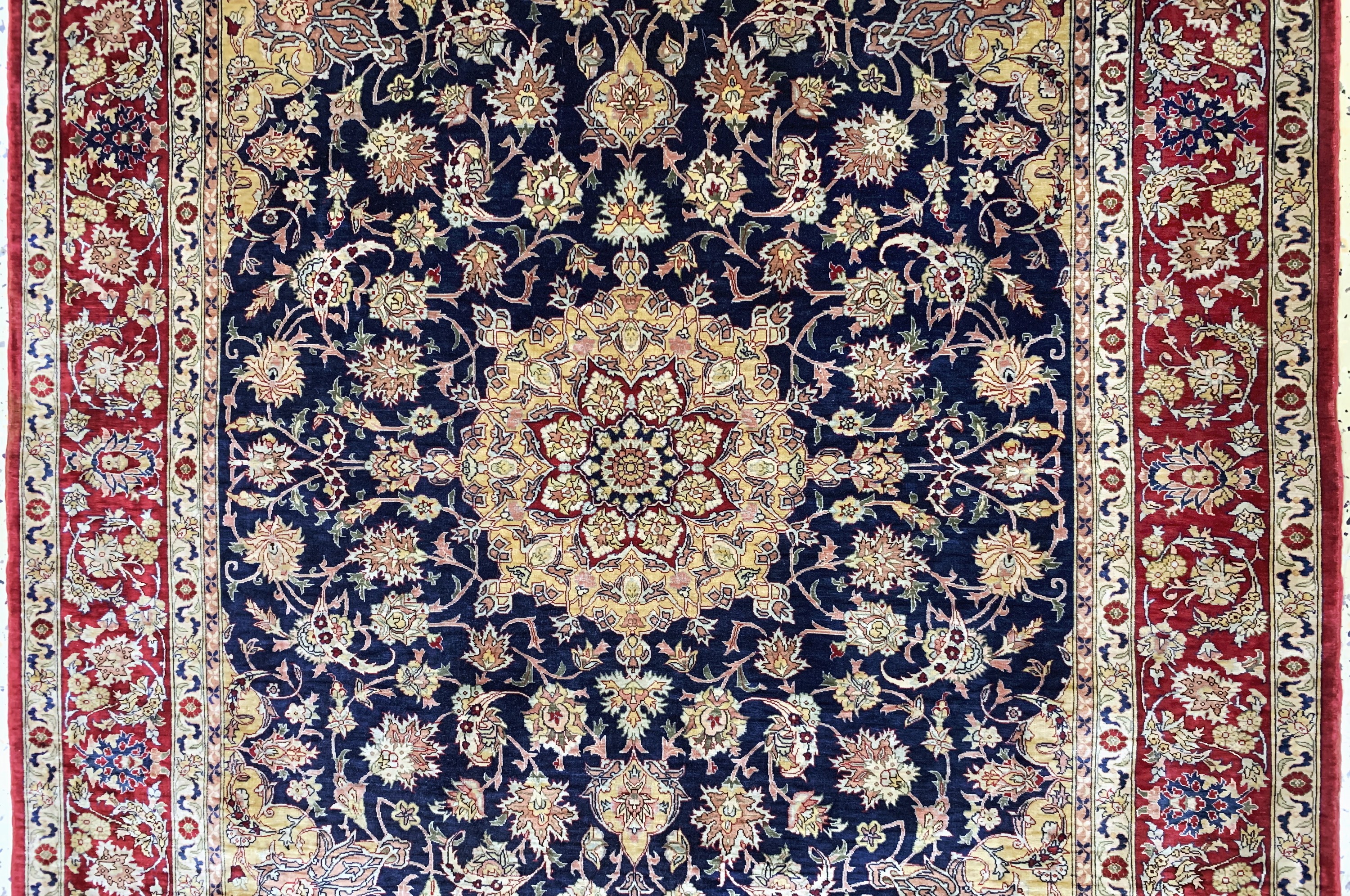 Detail b: Hereke Seide Sehr fein, Türkei, signiert, Mitte 20.Jhd, reine Naturseide, ca. 143 x 101 cm, ca. 1,44 Mio. Kn/qm, EHZ: 1-2