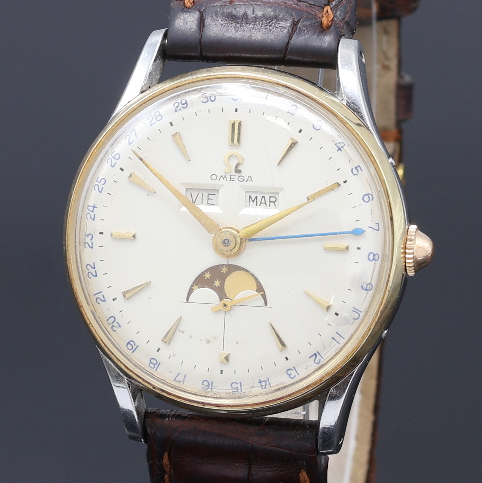 Detail a: OMEGA seltene, astronomische Herrenarmbanduhr Serie Cosmic Referenz 2471-7, Schweiz um 1947, Handaufzug, Edelstahlgeh., Boden u. gold. Glasrand ...