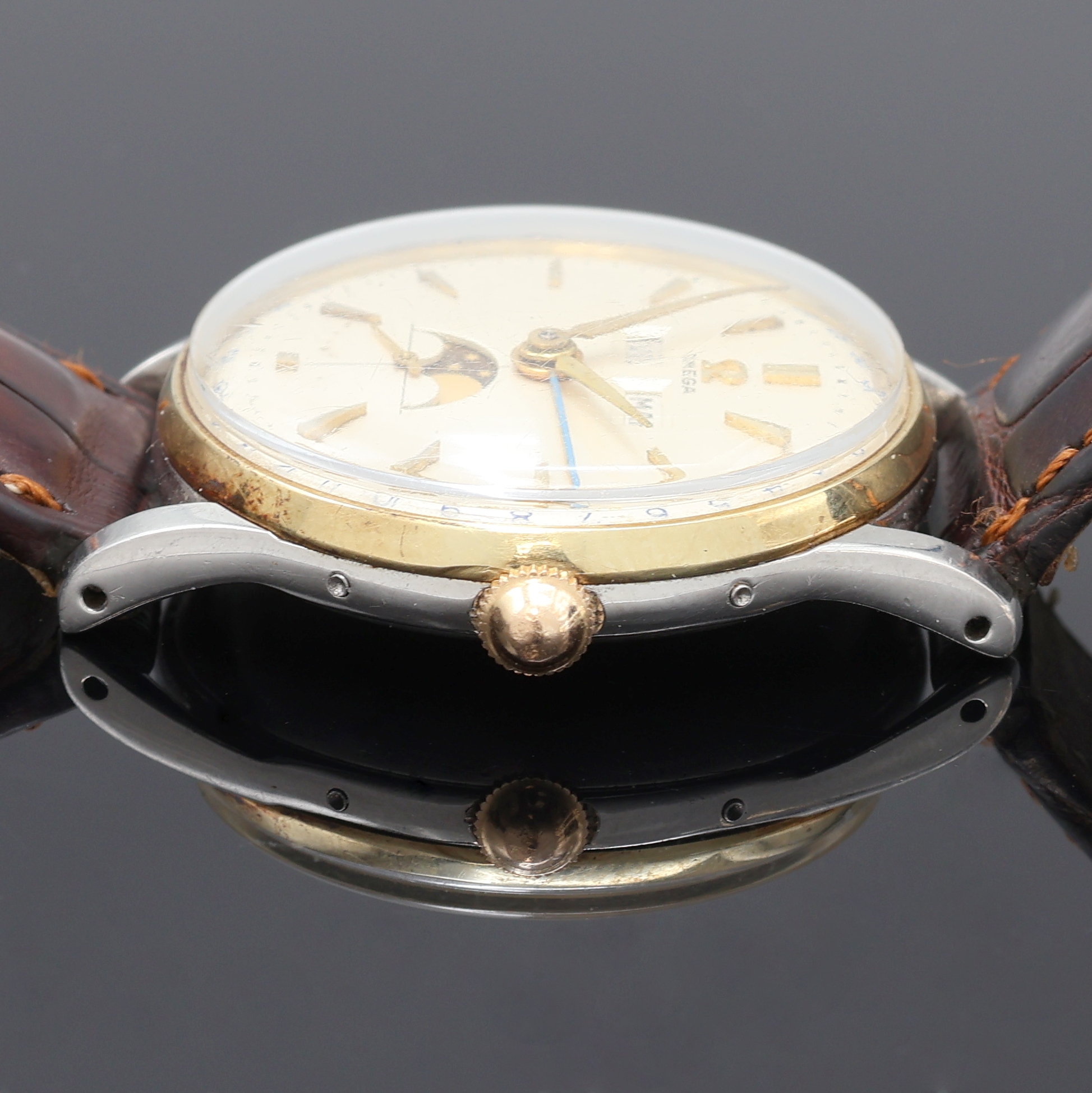 Detail d: OMEGA seltene, astronomische Herrenarmbanduhr Serie Cosmic Referenz 2471-7, Schweiz um 1947, Handaufzug, Edelstahlgeh., Boden u. gold. Glasrand ...
